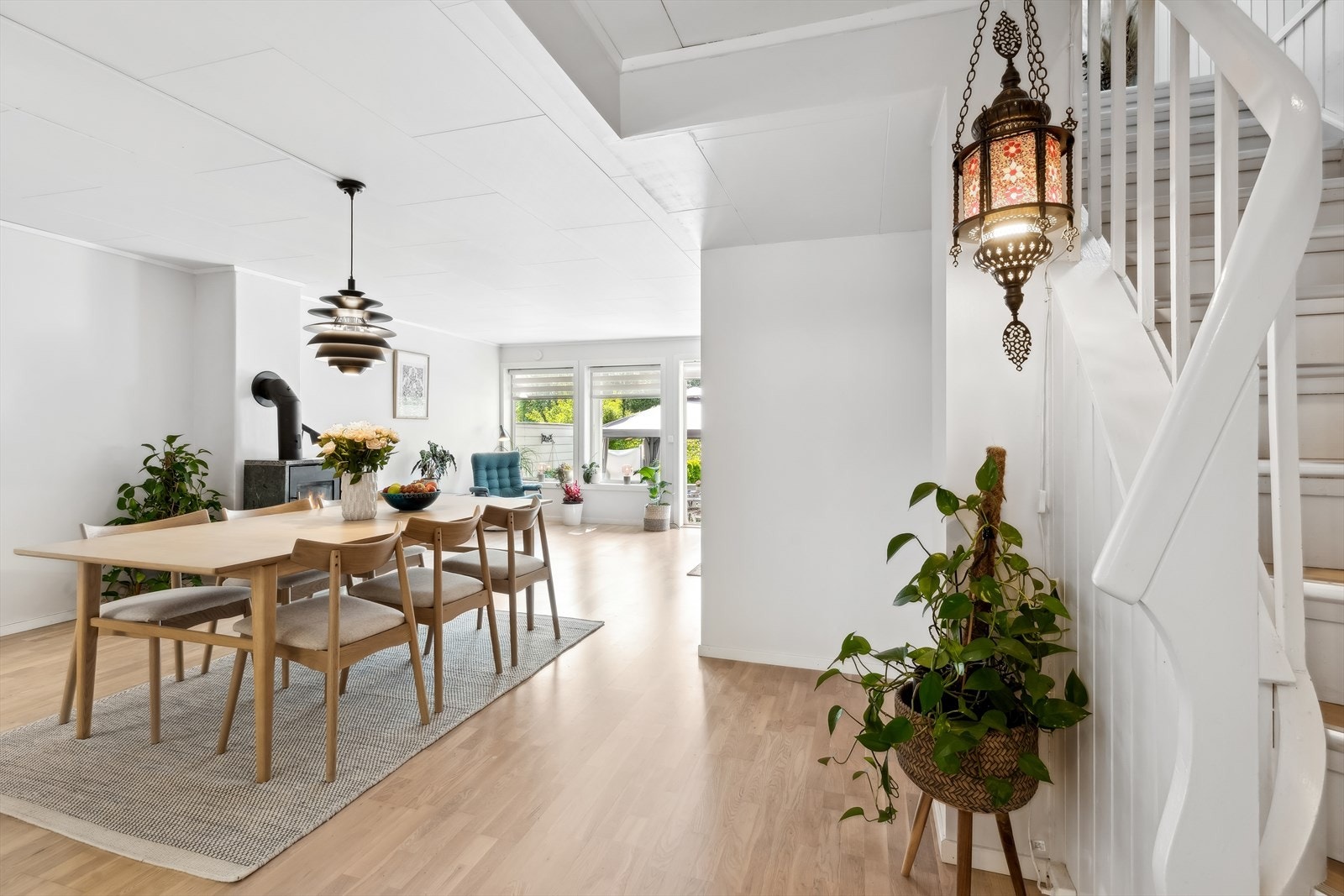 Stilren innredning med fokus på komfort og funksjonalitet i både stue og spiseområde. Galleribilde