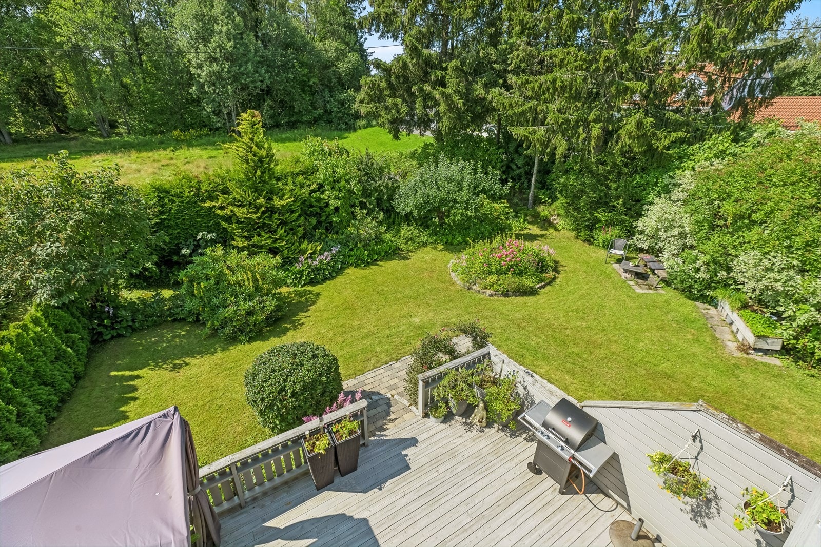 Perfekt kombinasjon av skjermet hage og solrik terrasse. Galleribilde