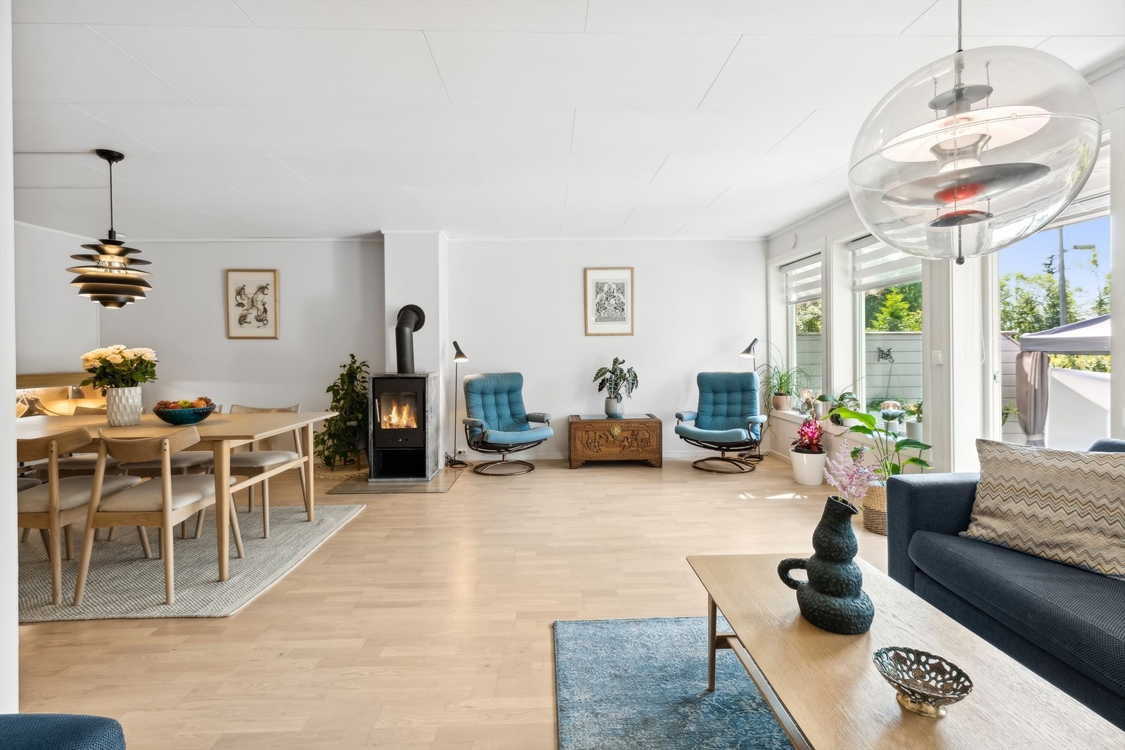 Åpen og romslig stue med peis som skaper en koselig atmosfære, perfekt for avslapning. Galleribilde