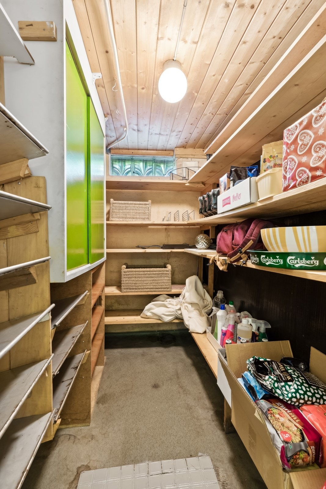 Her er det godt med oppbevaringsplass i boden som befinner seg i underetasjen. Galleribilde