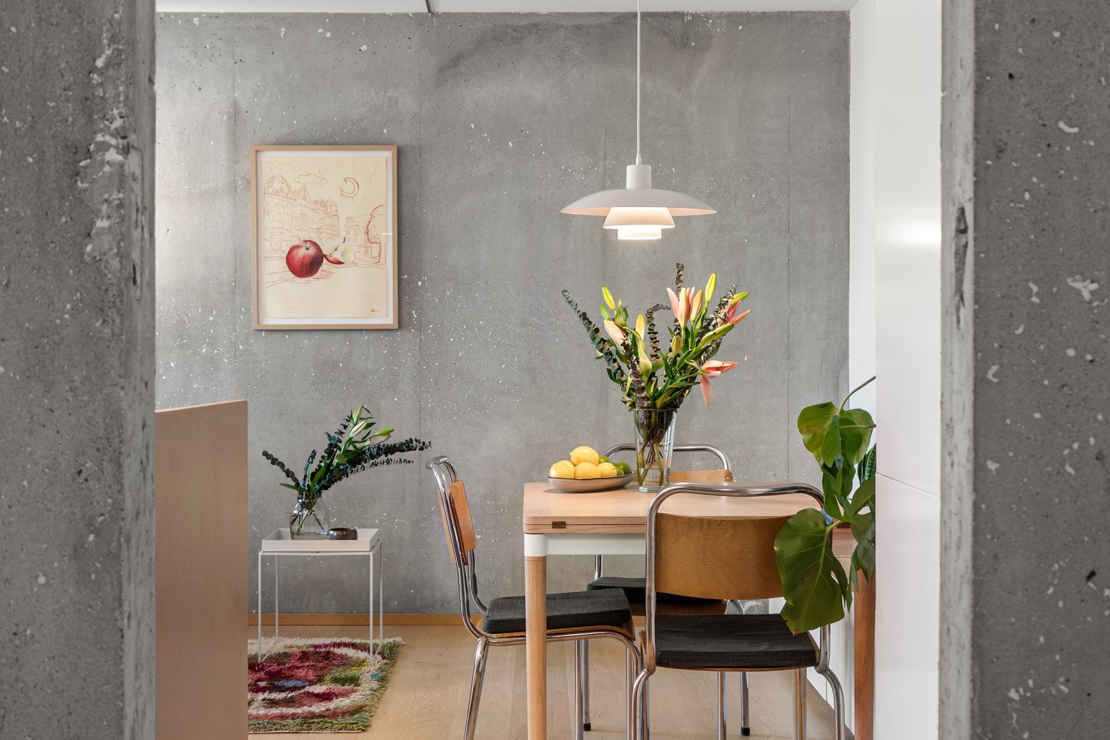 Leiligheten er designet med mål om å fremheve naturlige materialer og konstruksjonsmetoder Galleribilde