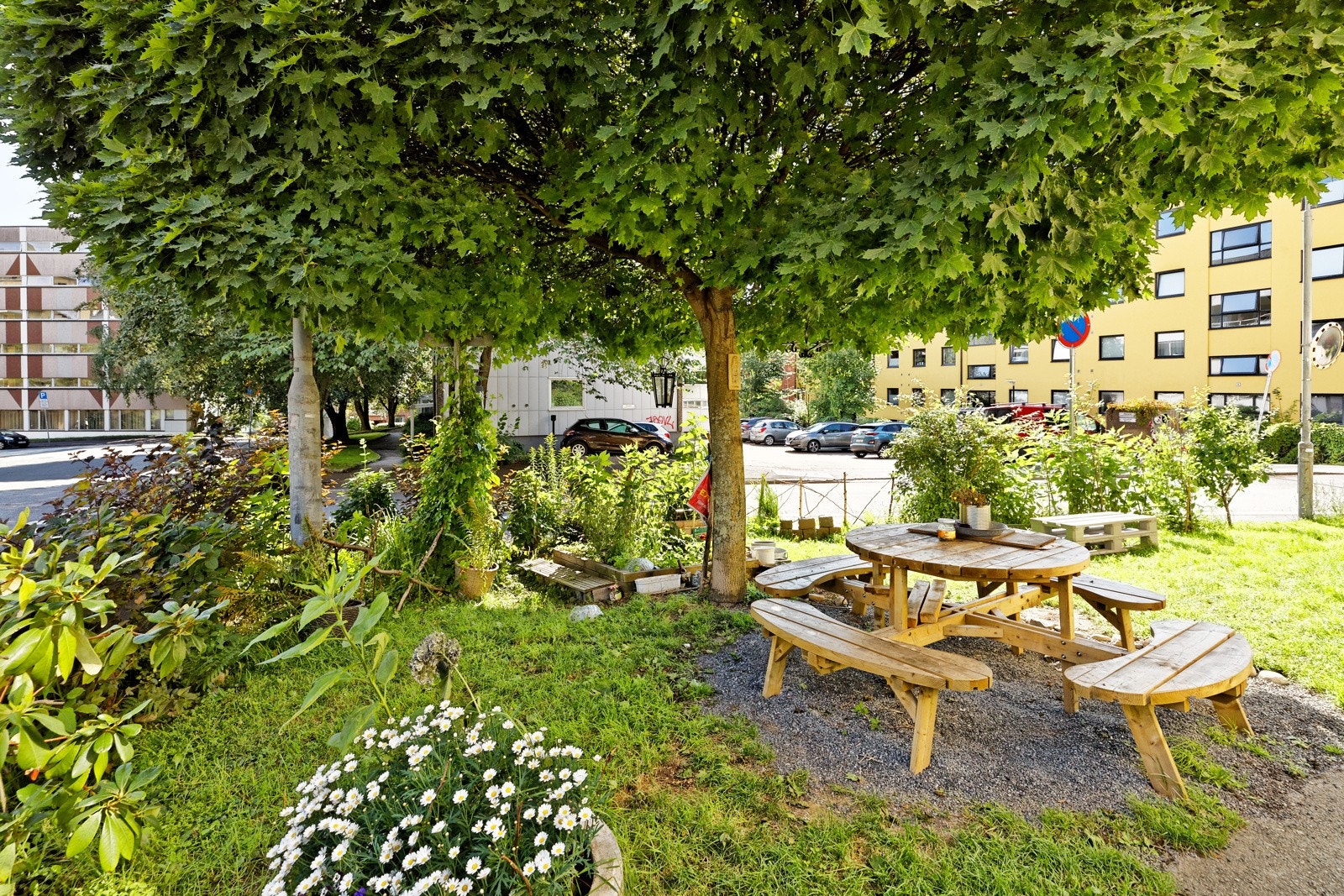 Her er det felles sittemøblement en kan nyte på fine sommerdager Galleribilde