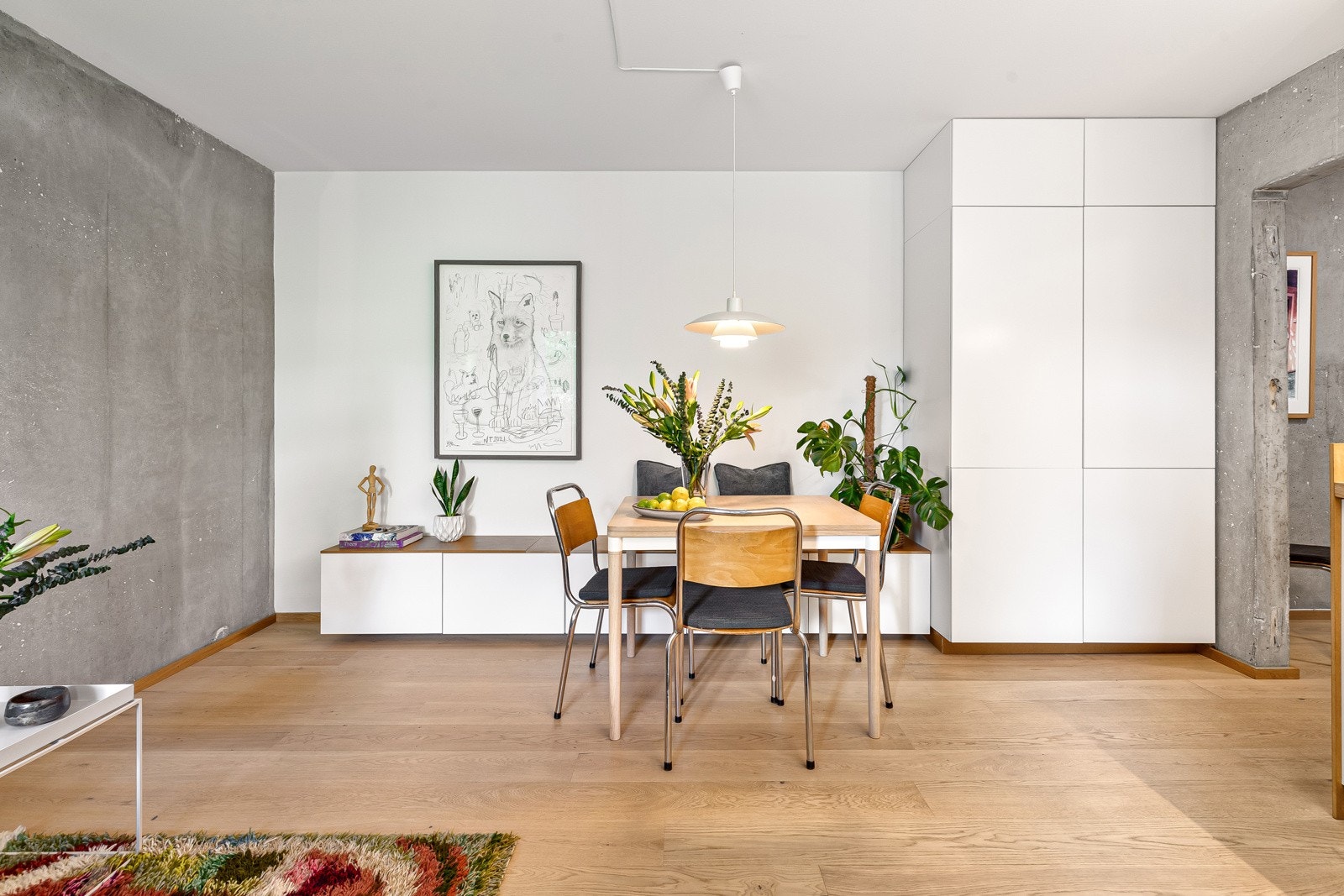 Denne leiligheten er et unikt eksempel på dagens arkitektur med sin oppdaterte design og fokus på naturlige materialer Galleribilde
