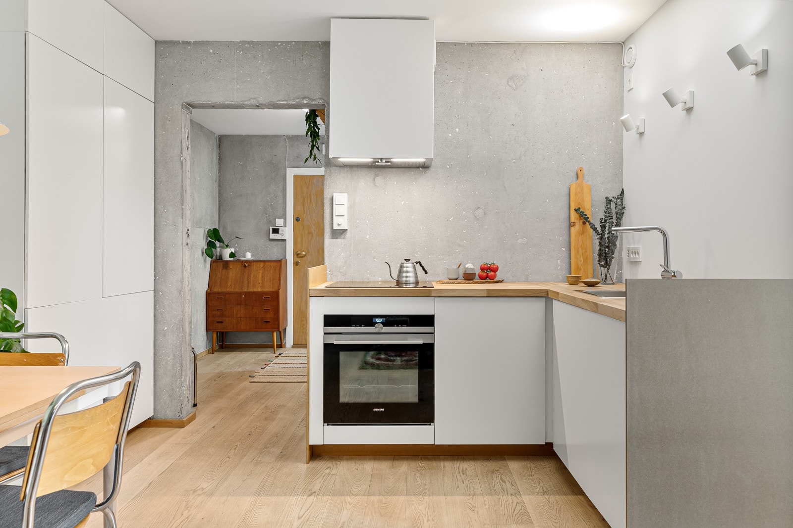 IKEA-kjøkken fra 2020 med lakkerte fronter i moderne stil Galleribilde