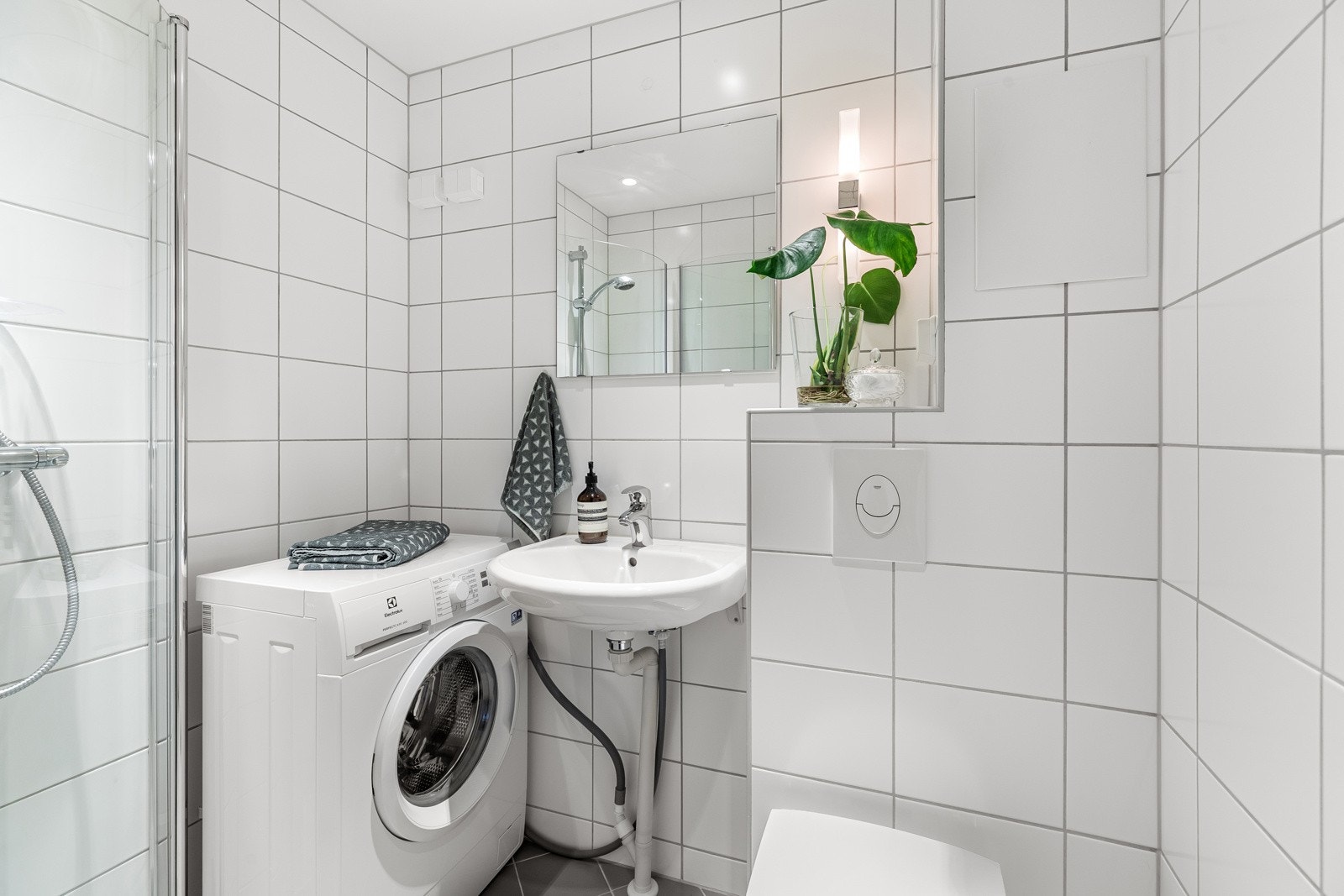 Badet er i lyse farger og moderne stil Galleribilde