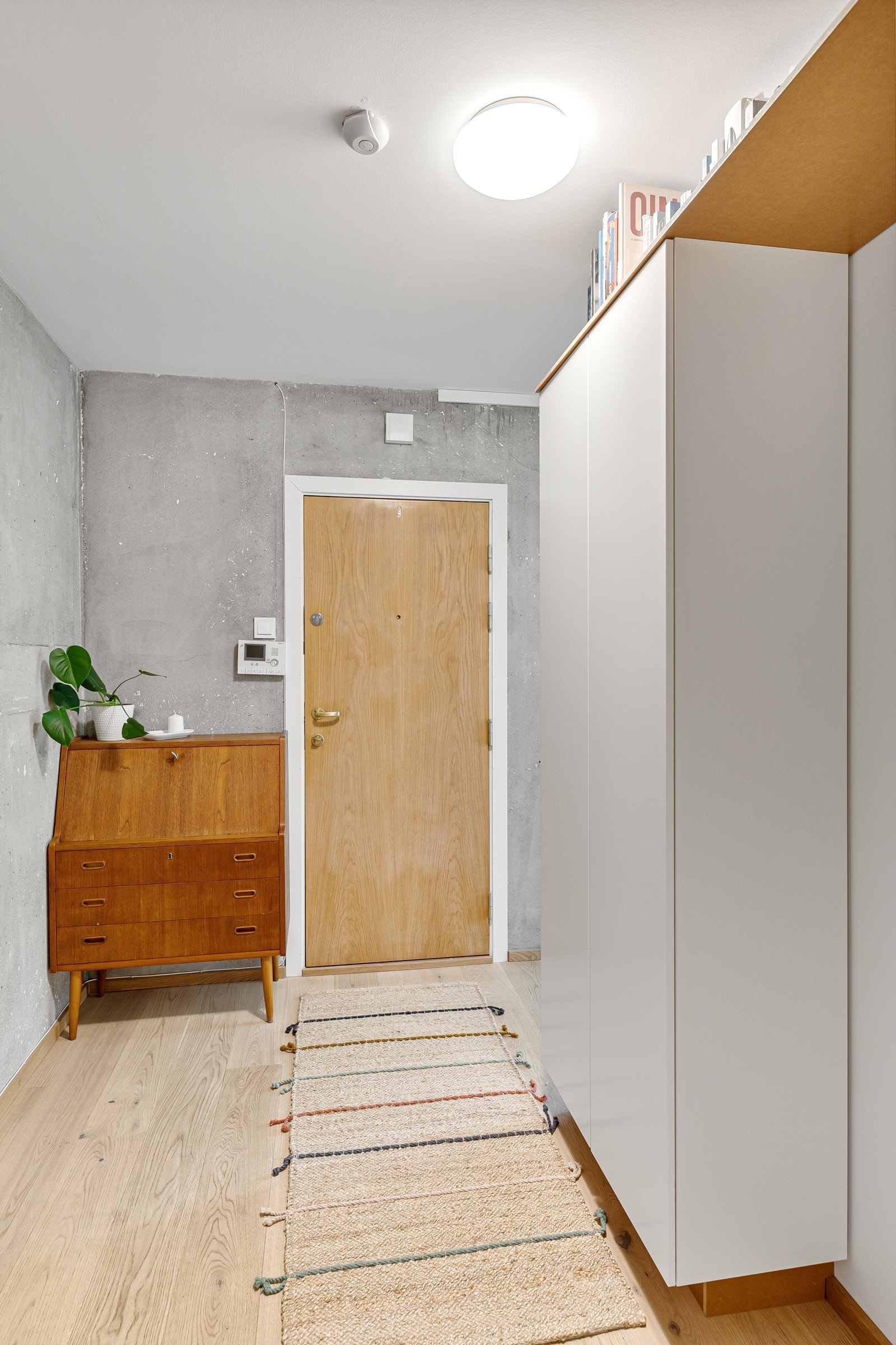 Innbydende entré med mye oppbevaringsplass Galleribilde