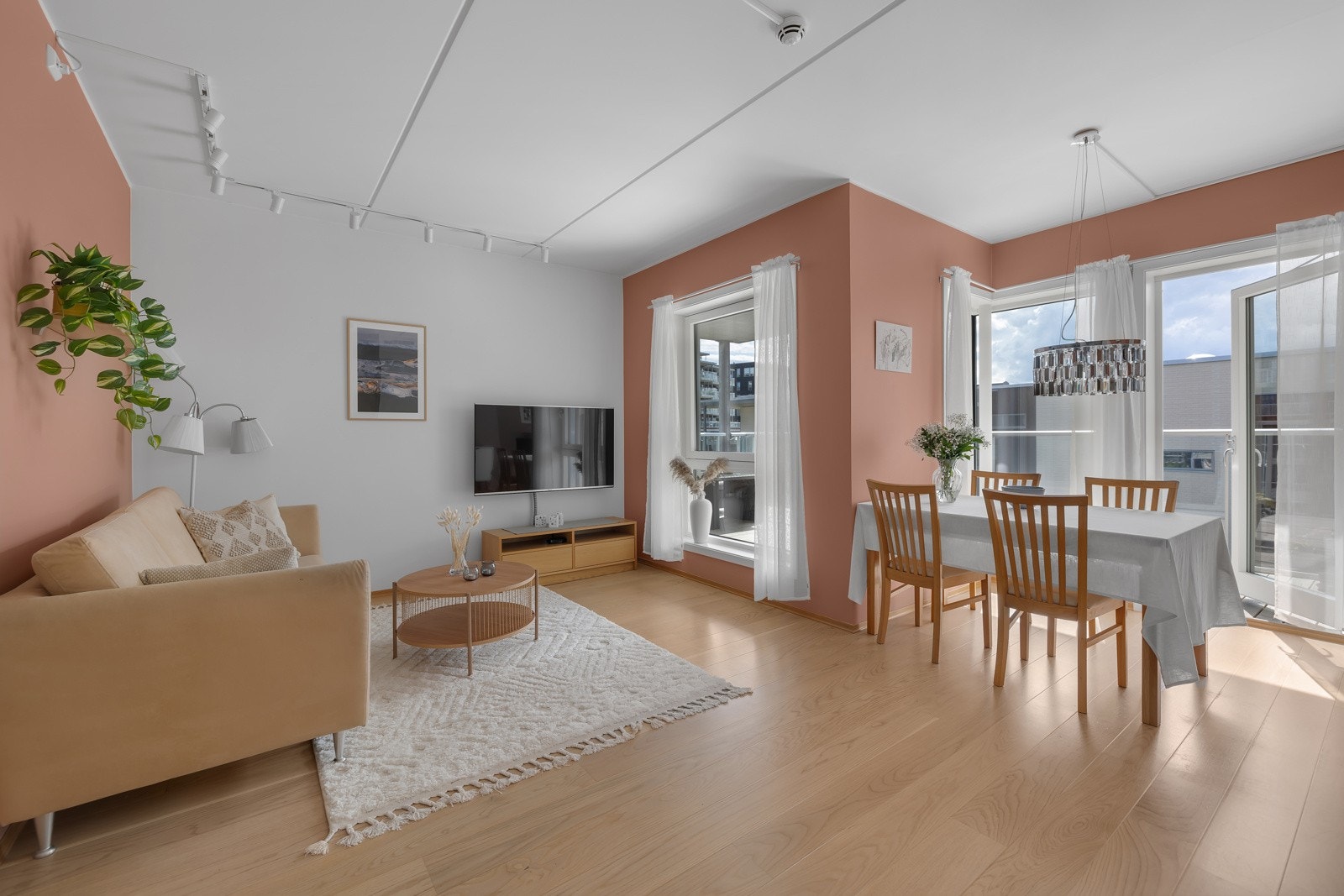 Her finner du fin plass til både daglig- og spisestue Galleribilde