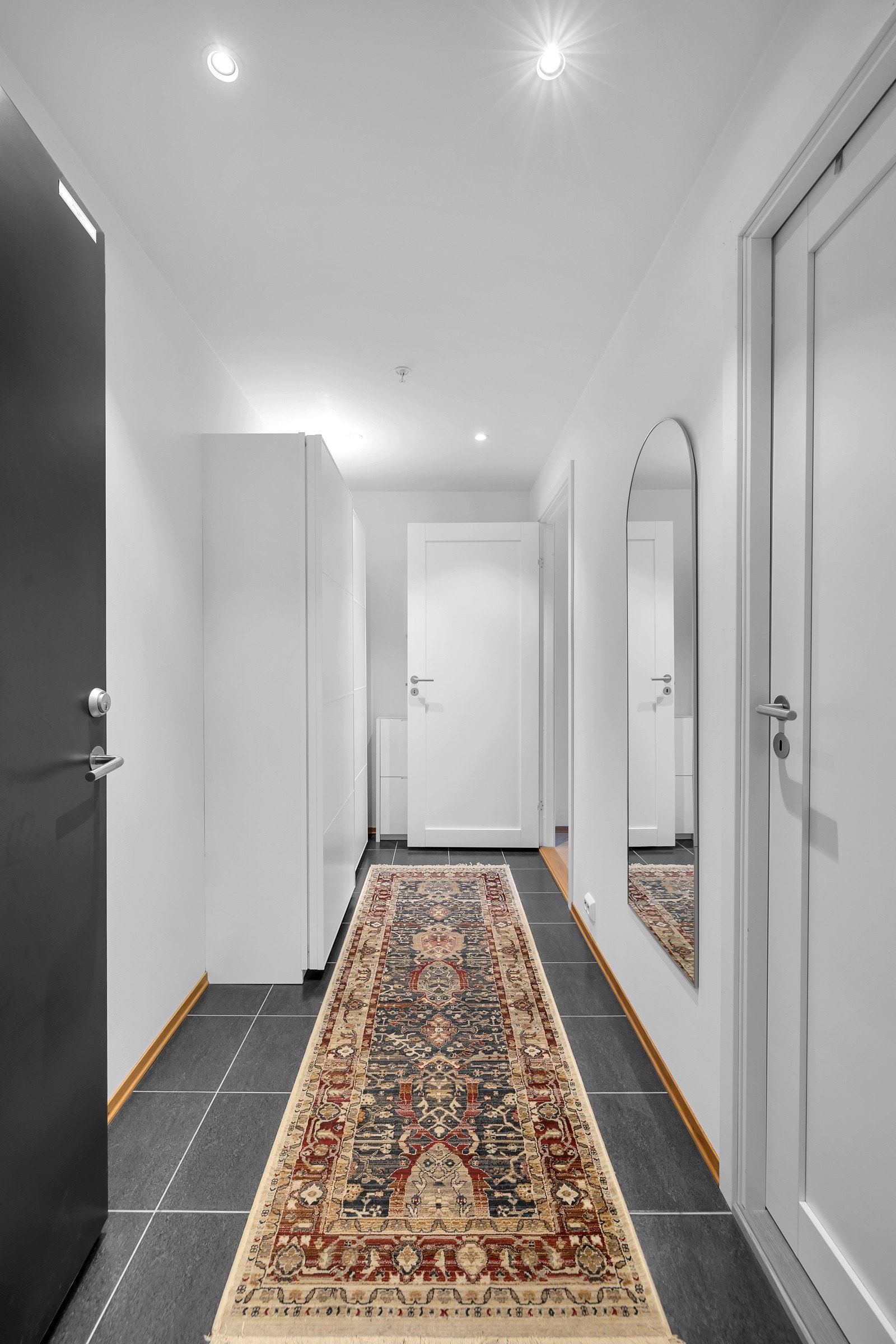 Velkommen inn! Det første som møter deg er dette romslige og flislagte inngangspartiet Galleribilde