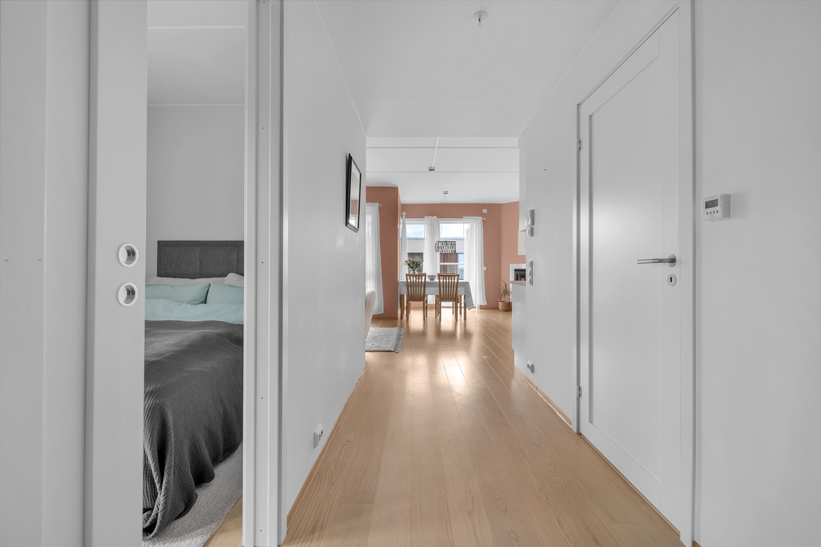 Gangen fra stue og kjøkken leder degg til boligens 2 soverom og bad Galleribilde