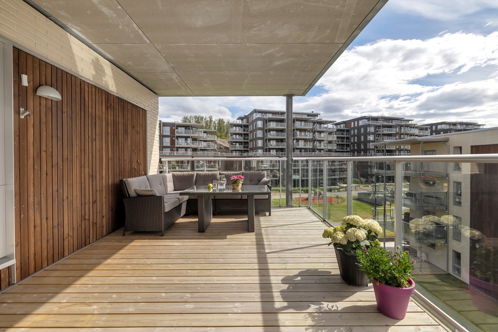 Verandaen er på hele 20m2, er overbygget og solrik Galleribilde