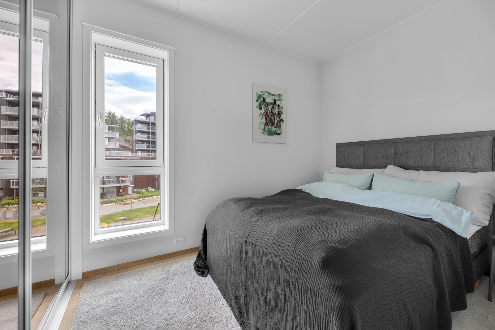 Leilighetens 1. soverom er i overkant av 8m2 som fint rommer dobbeltseng og skyvedørsgarderobe Galleribilde