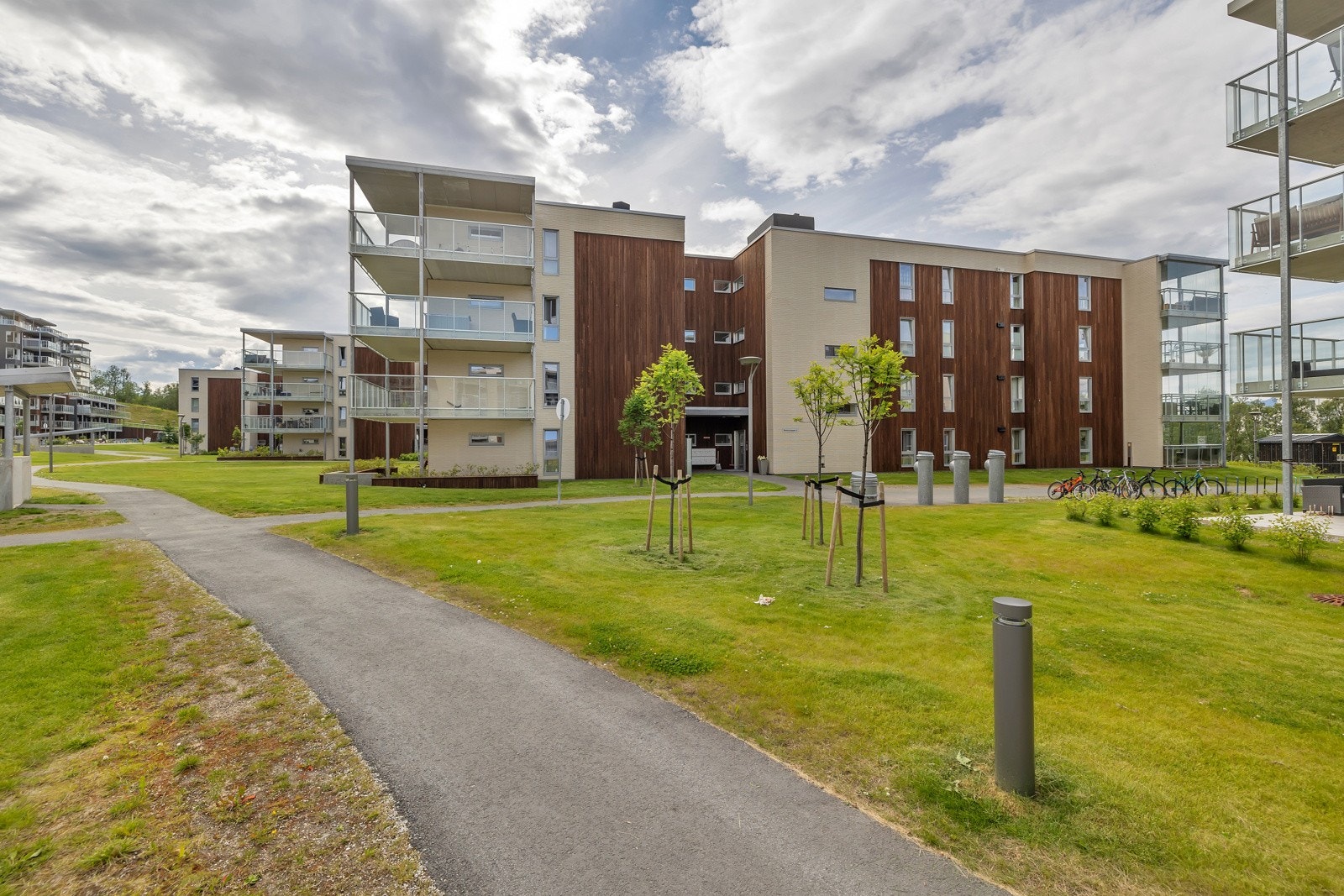 Rundt bygget er det store fine grøntarealer og internveier Galleribilde