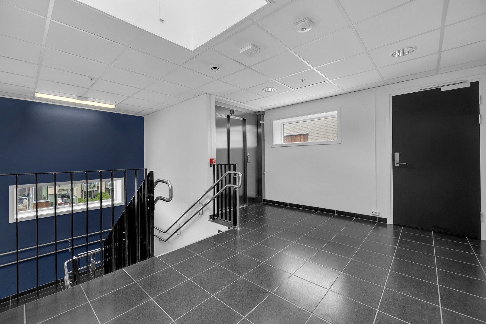 Byggets fellesarealer er pent opparbeidet. Fra leilighetsplanet er det heis ned til parkeringsanllegg Galleribilde