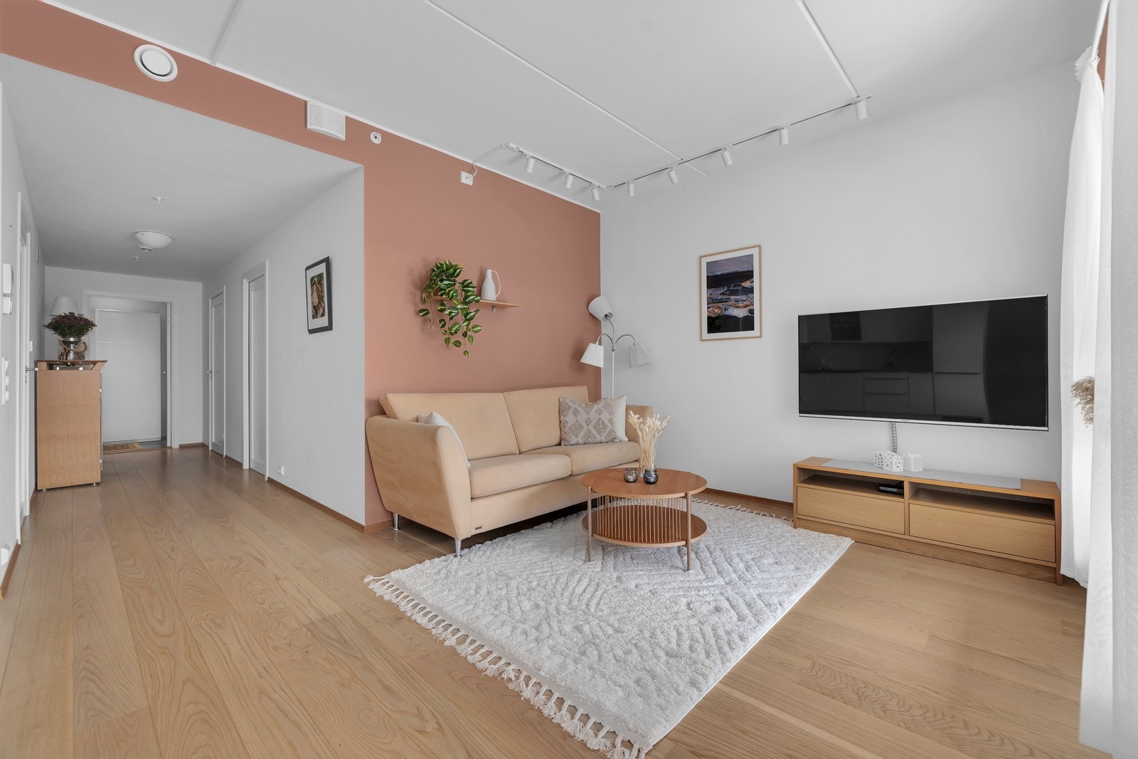 Inngangspartiet leder deg videre til gang som igjen tar du deg forbi soverom og bad og ender opp i stue/kjøkken Galleribilde