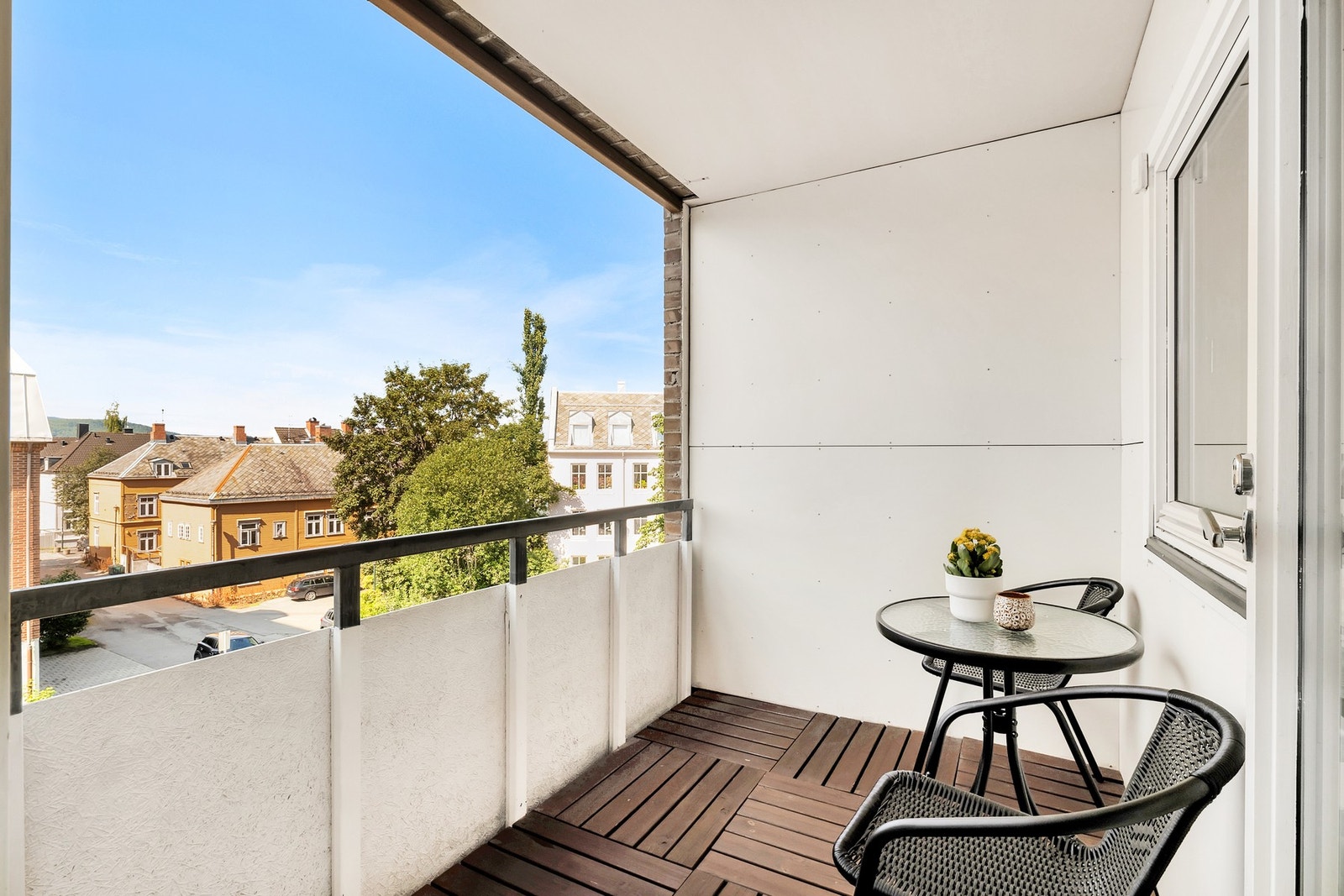 Fra stuen er det utgang til en balkong på 4,4 kvm. Ypperlig for sommerhalvåret. Galleribilde