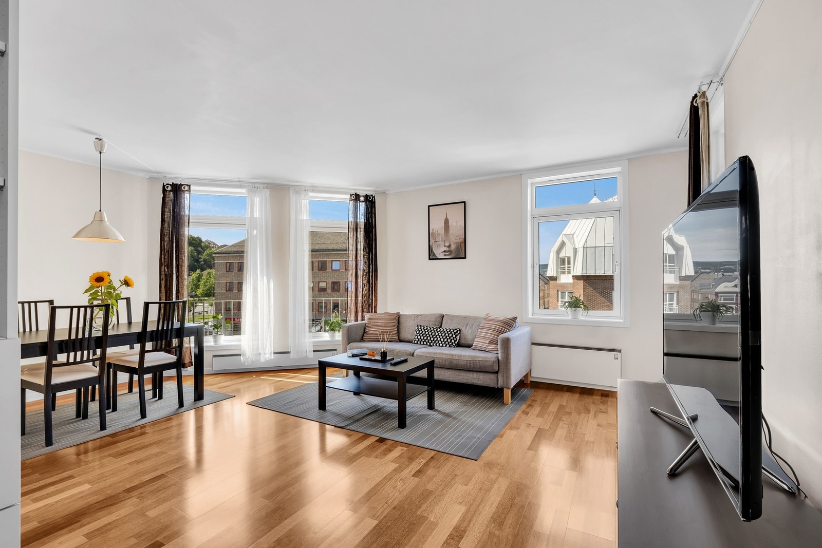 Leiligheten ligger i 4. etasje i et populært boområde på Lademoen, med svært romslige og fine oppholdsrom.
Det er heis i bygget. Galleribilde