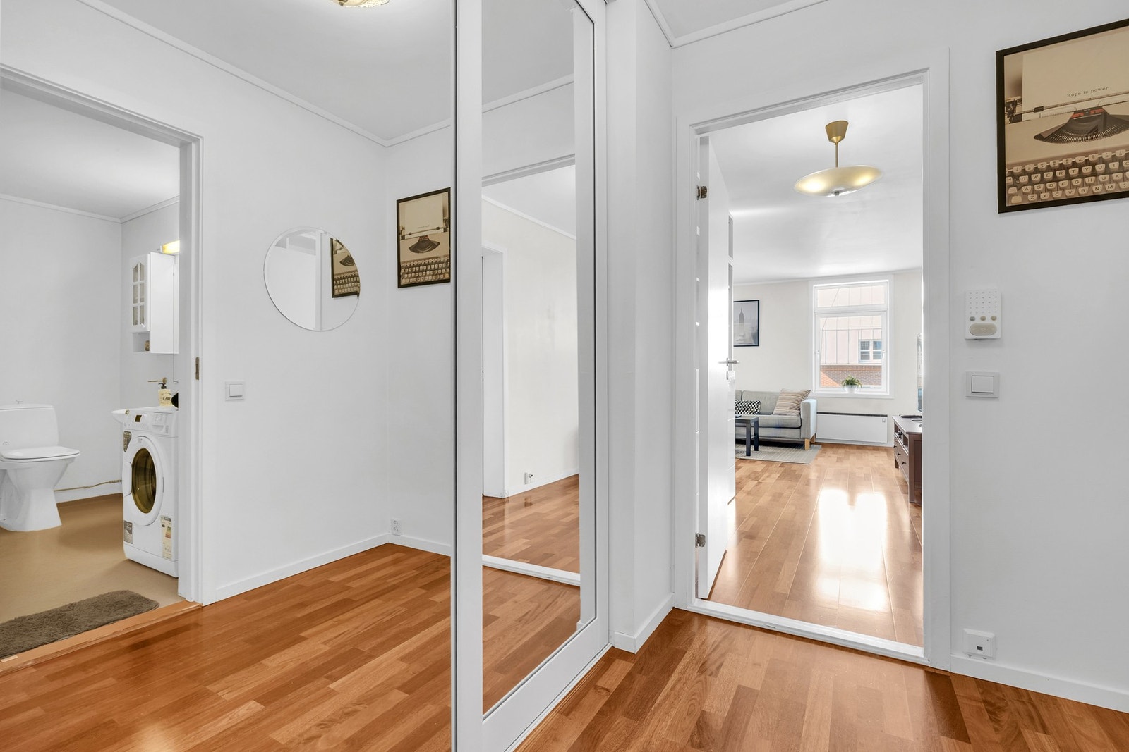 Ved inngangspartiet er det innredet skyvedørsgarderobe hvor man kan henge fra seg yttertøy. Galleribilde