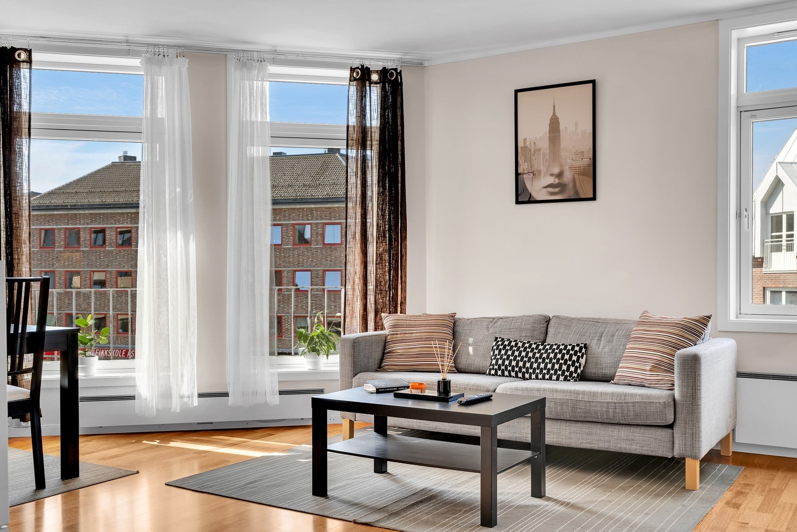 Store flotte vindusflater som gir godt med naturlig lys inn til stuen. Galleribilde