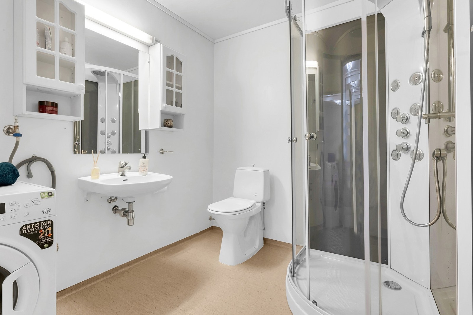 Innredet dusjkabinett og opplegg for vaskemaskin. Galleribilde