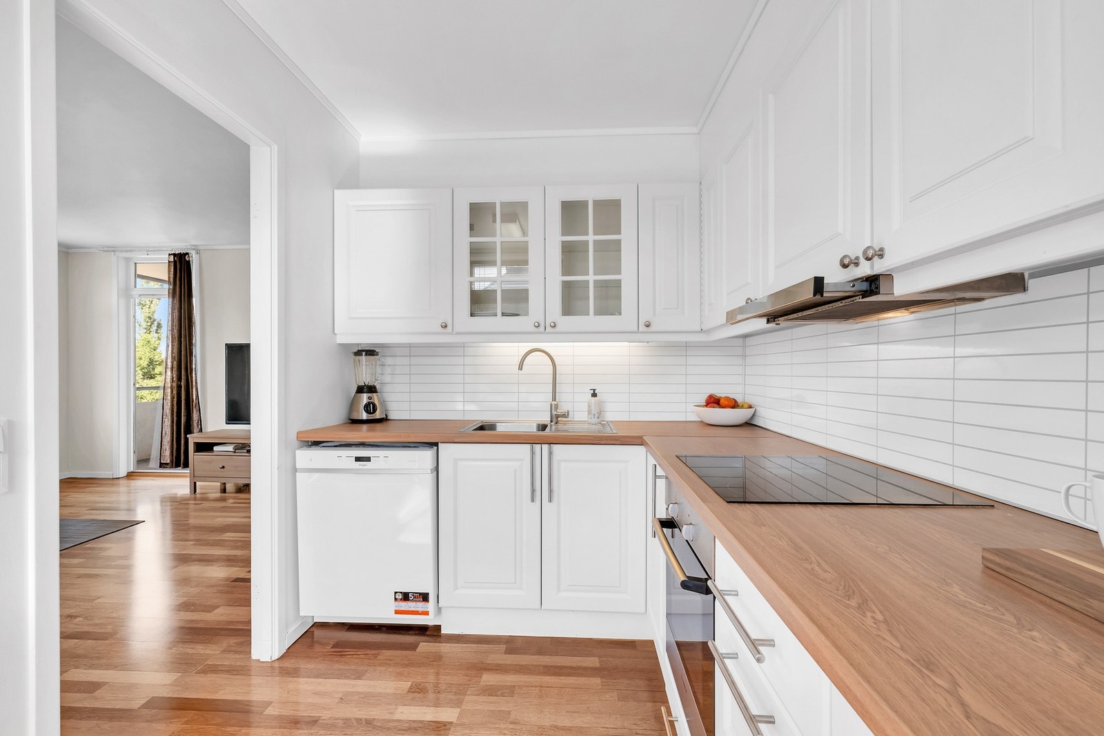 Integrert platetopp, stekeovn og opplegg for oppvaskmaskin. Galleribilde