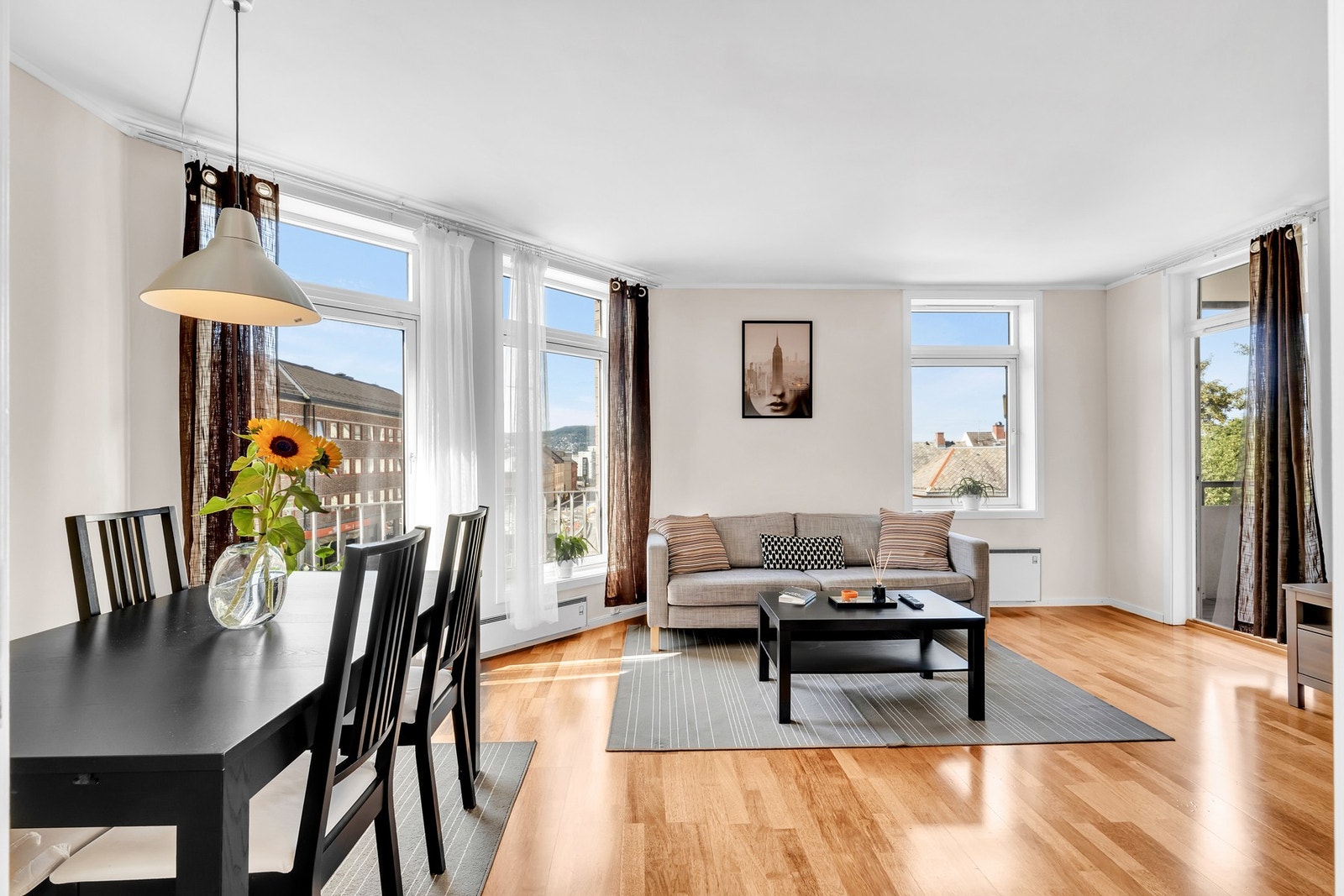 EiendomsMegler1 ved Peder Bjørnstad har gleden av å presentere denne lyse og innbydende 2-roms leiligheten i Ulstadløkkveien 5. Galleribilde