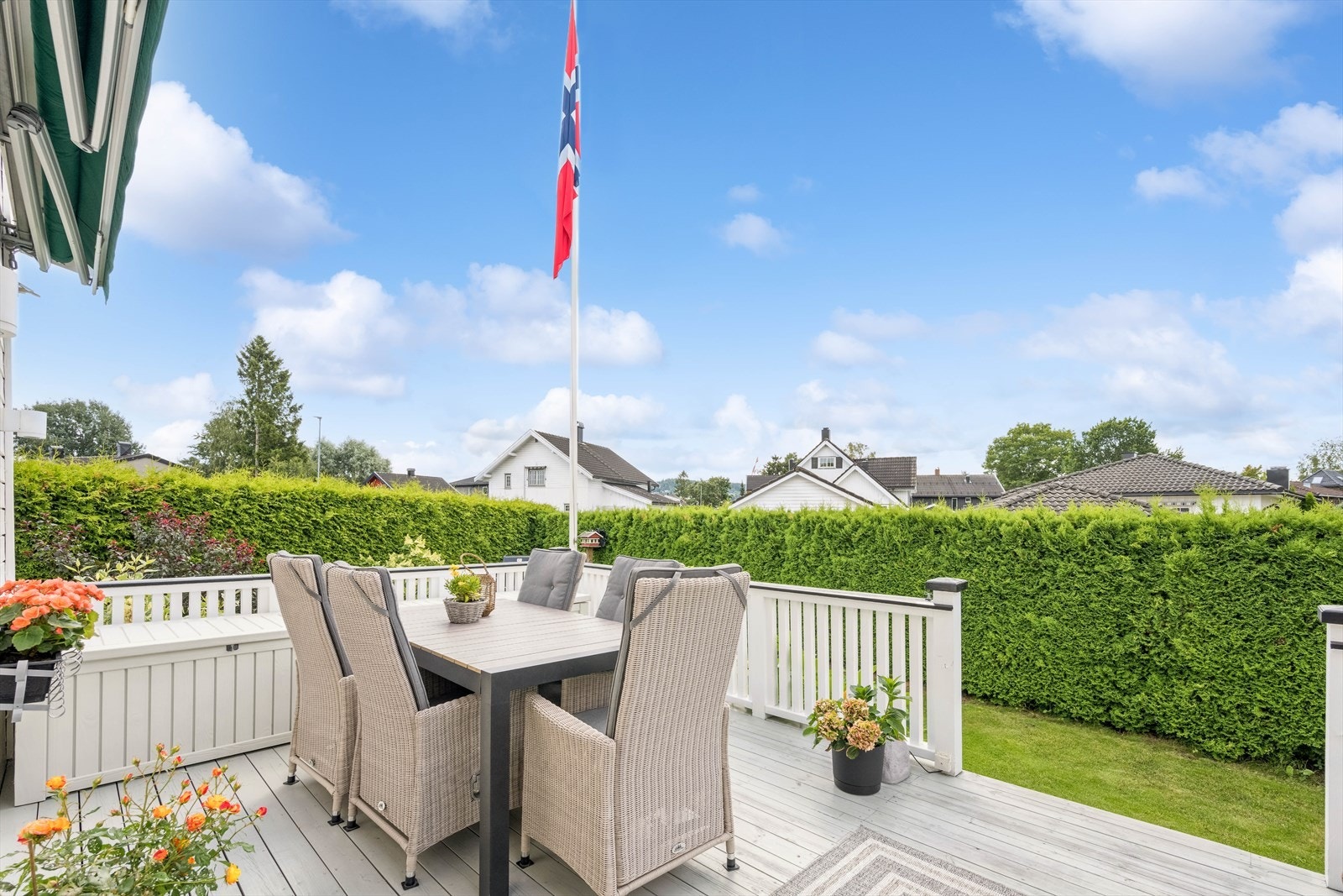Det er plass til flere sittegrupper på terrassen. Galleribilde