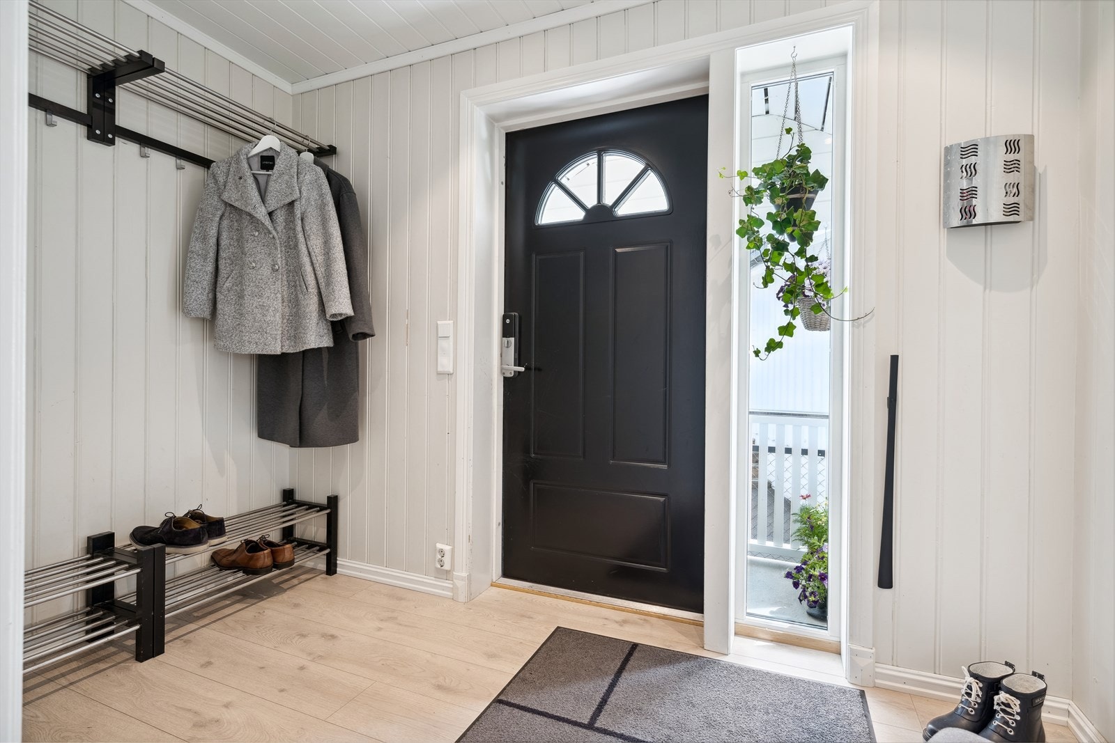 Dere ønskes velkommen inn i en romslig entréen med med gode oppbevarings muligheter på knagg rekke. Galleribilde