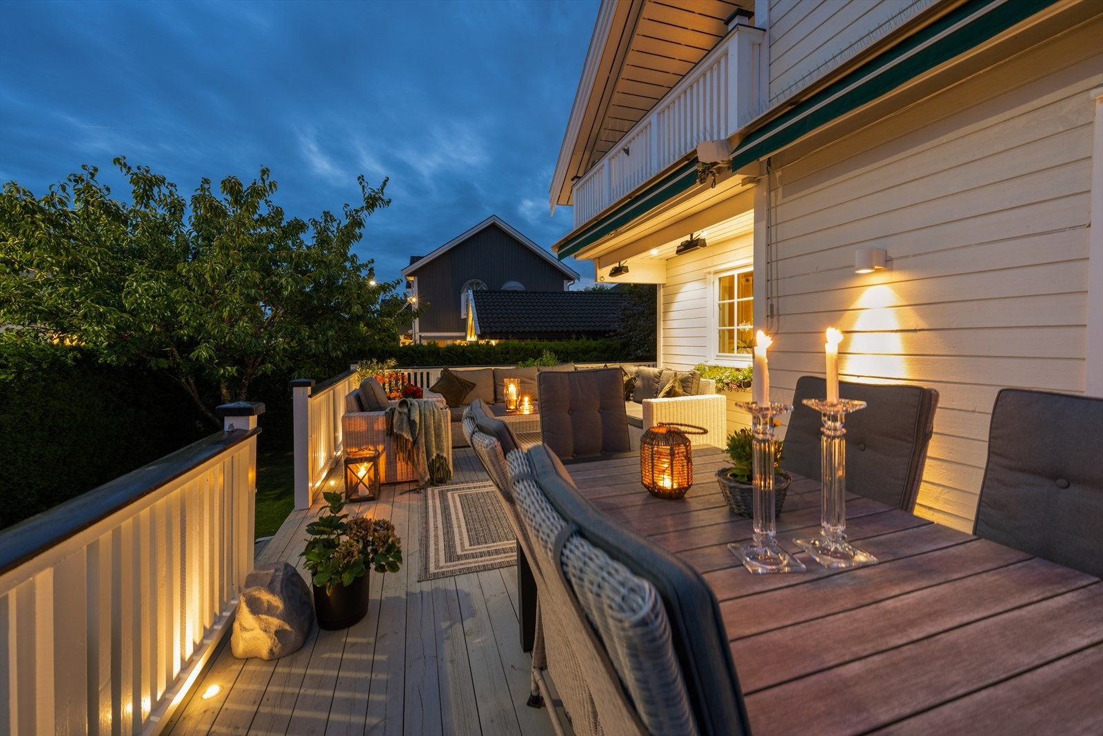 Stor terrasse på hele 34 kvm med utgang fra stuen. Galleribilde