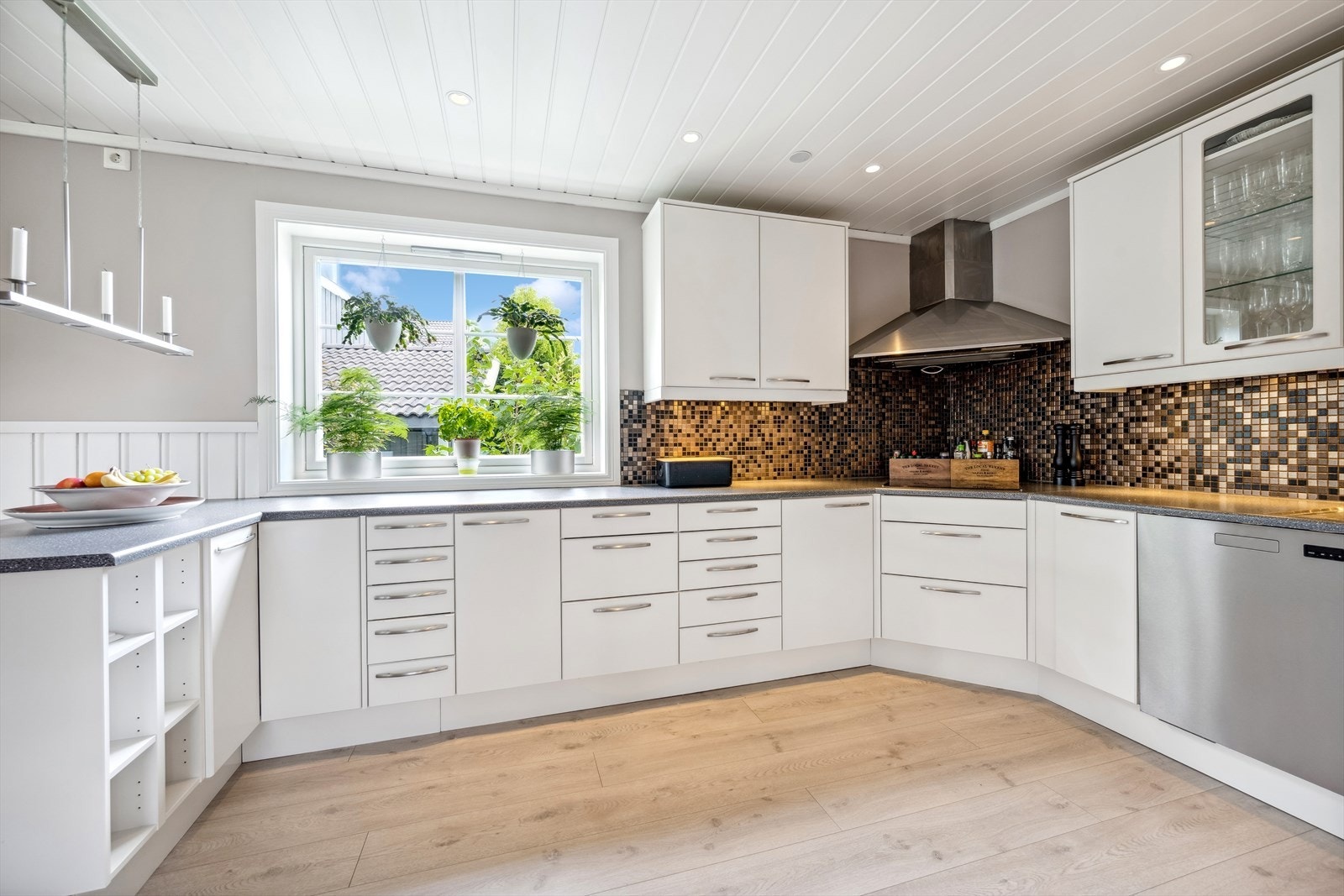 Kjøkken er av god størrelse, så er det plass til flere kokker samtidig. Galleribilde