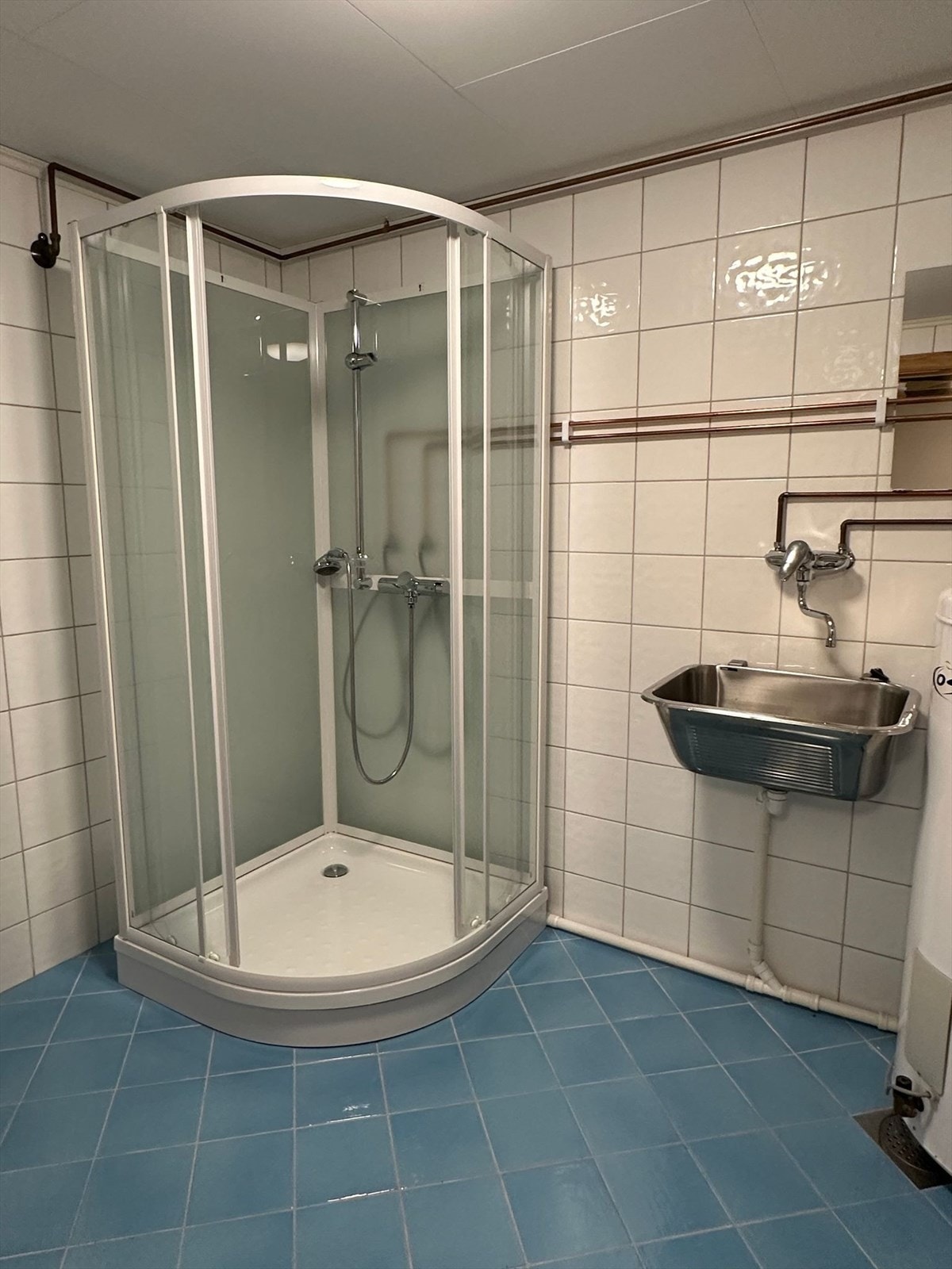 Bad/vaskerom i kjeller i utleiedel. Selgers egne bilder. Galleribilde