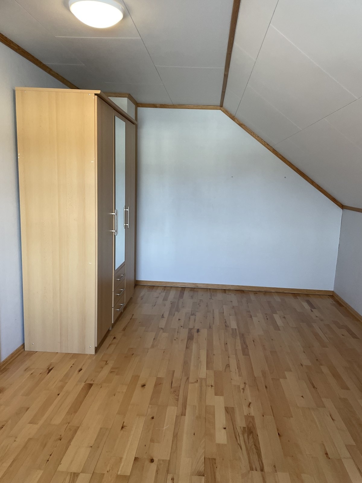 Soverom 2.etg utleiedel. Selgers egne bilder Galleribilde