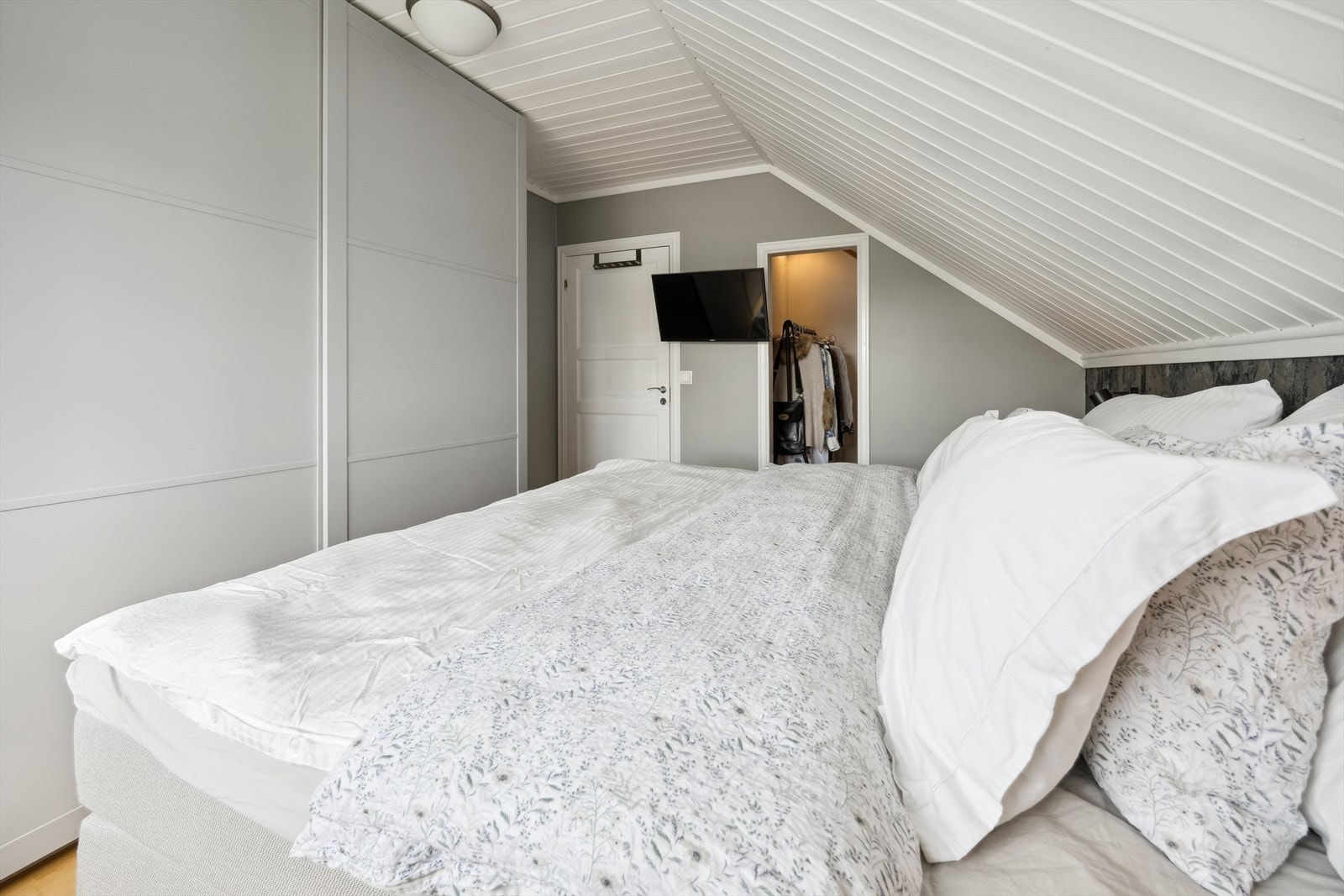 På hovedsoverommet er det en stor skyvedørsgarderobe i tillegg til ett omkledningsrom. Galleribilde