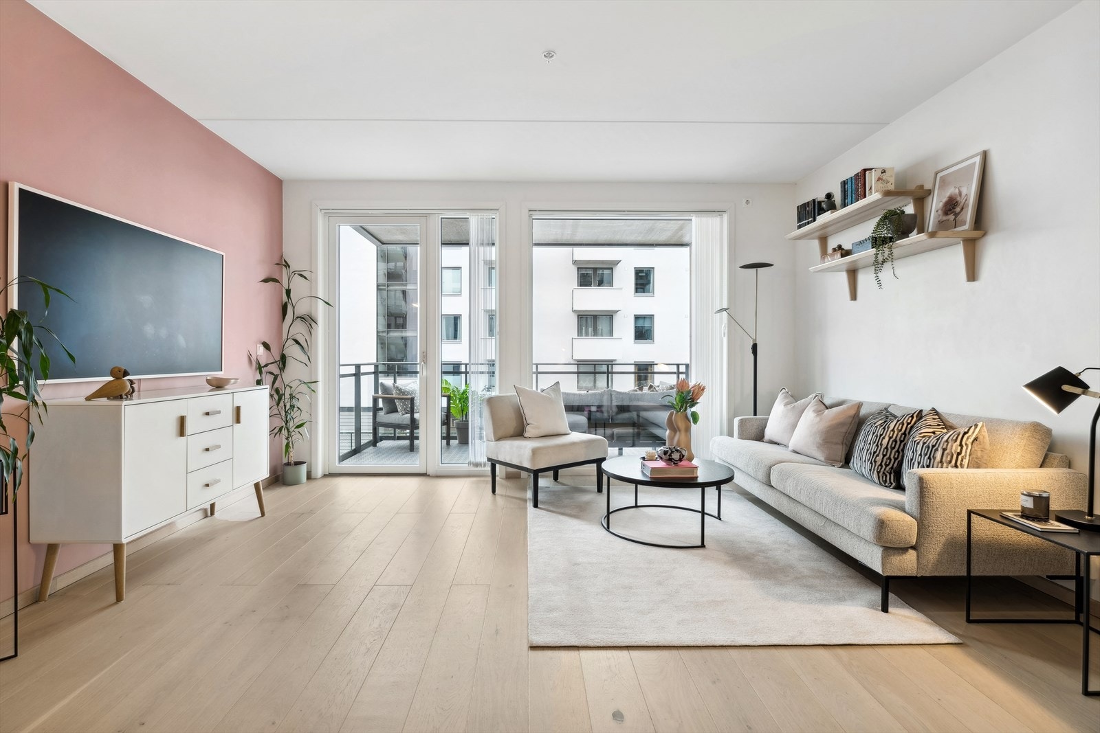 Stuen har store vindusflater som fyller leiligheten med dagslys. Rene, lyse veggflater i tillegg til elegante gulvflater bestående av 1-stavs eikeparkett som er gjennomgående for hele leiligheten. Galleribilde