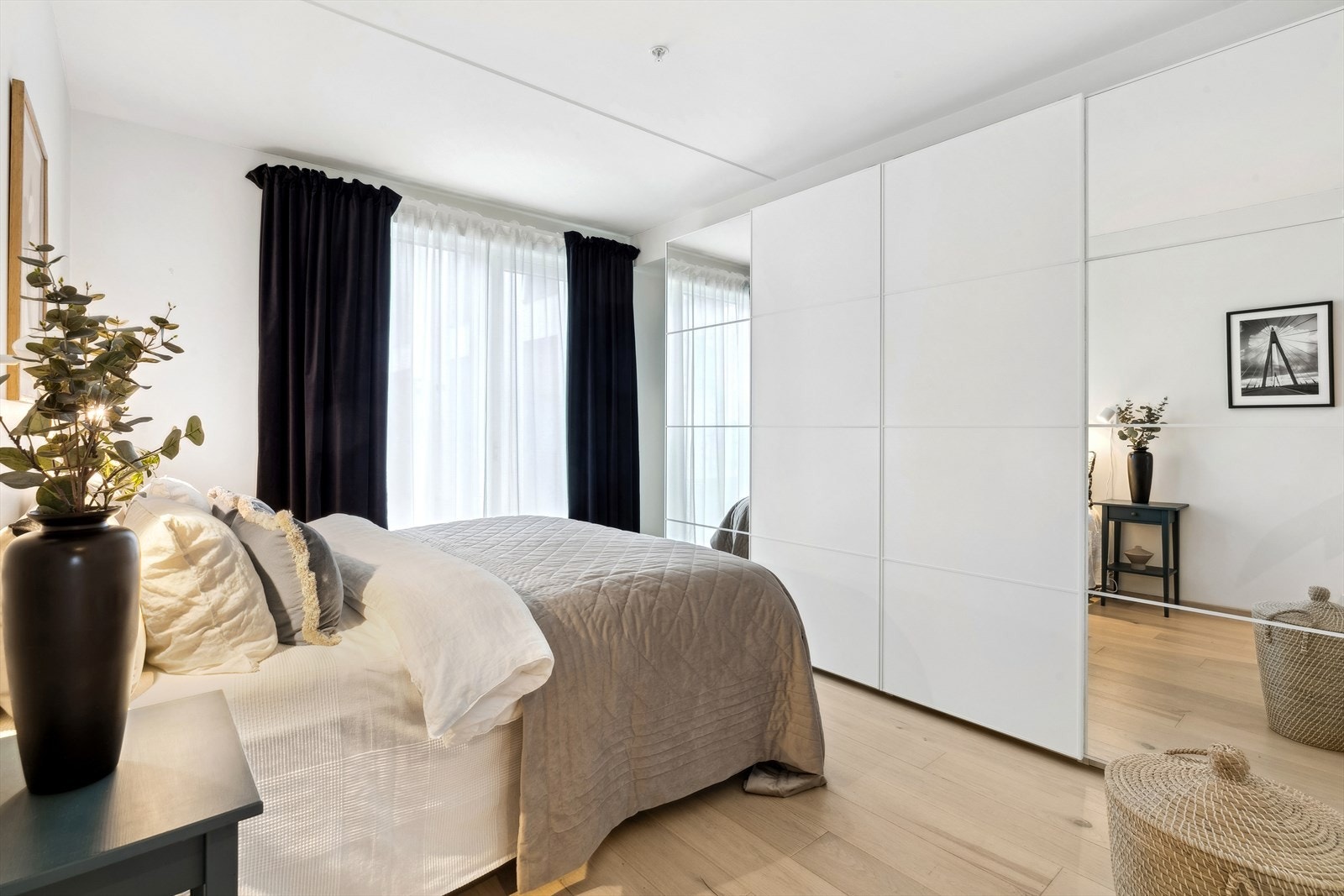 God oppbevaringsplass bak takhøye skyvedørsgarderobe. Utgang til uteplass på ca 11kvm. Galleribilde