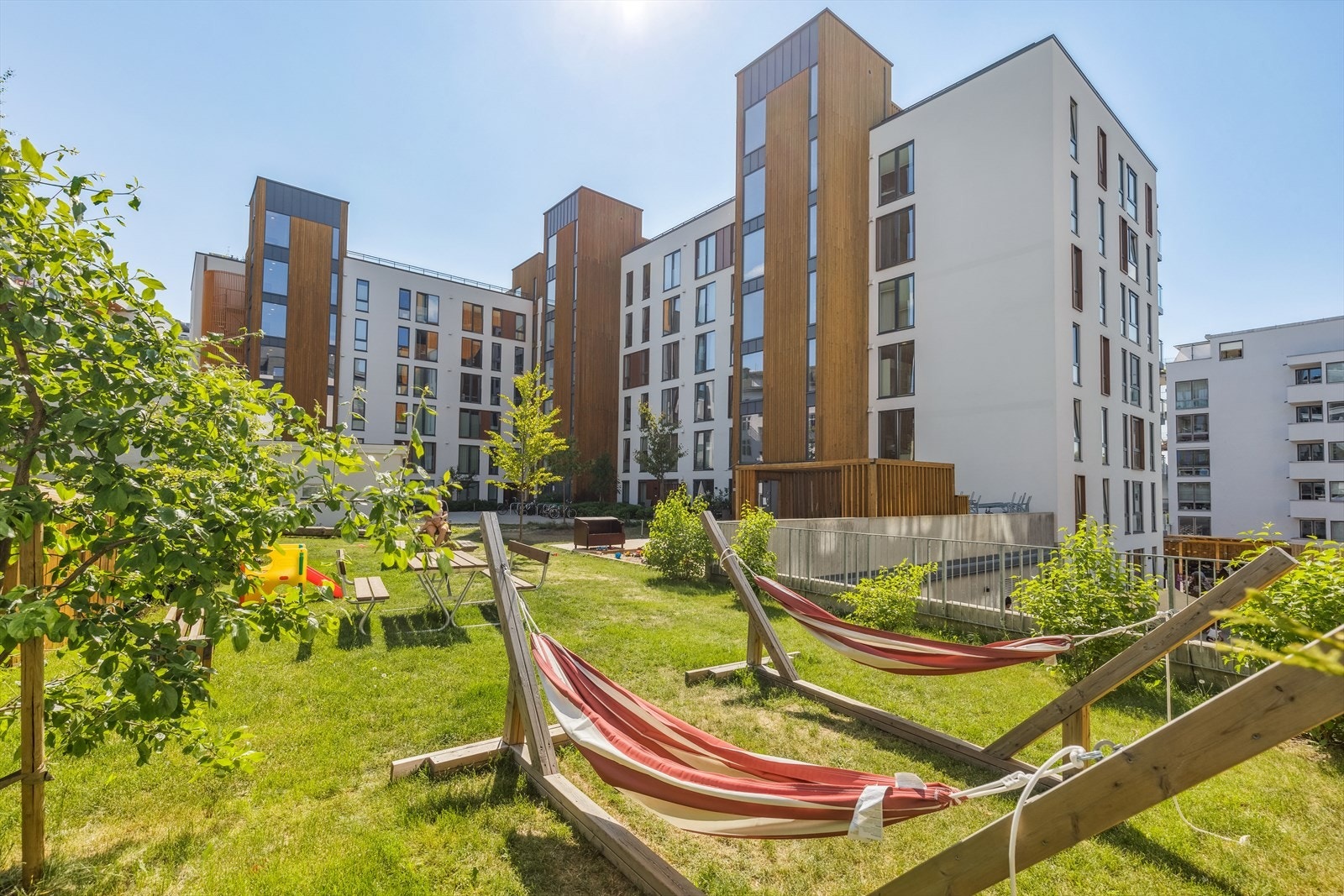 Bakgårdshagen fremstår som idyllisk og frodig, har flere hyggelig sittegrupper og det er et lukket gårdsrom hvor kun beboere har tilgang Galleribilde