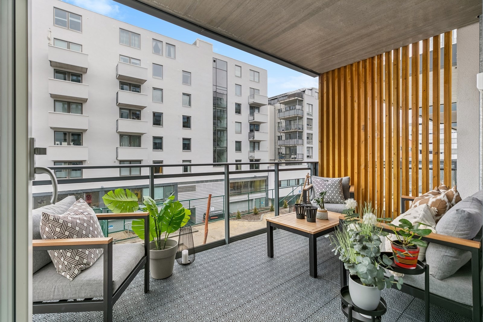Den gode plassen gjør det enkelt å møblere etter eget ønske med hyggelig lounge og på sommerstid fungerer balkongen som en utvidelse av stuen. Galleribilde