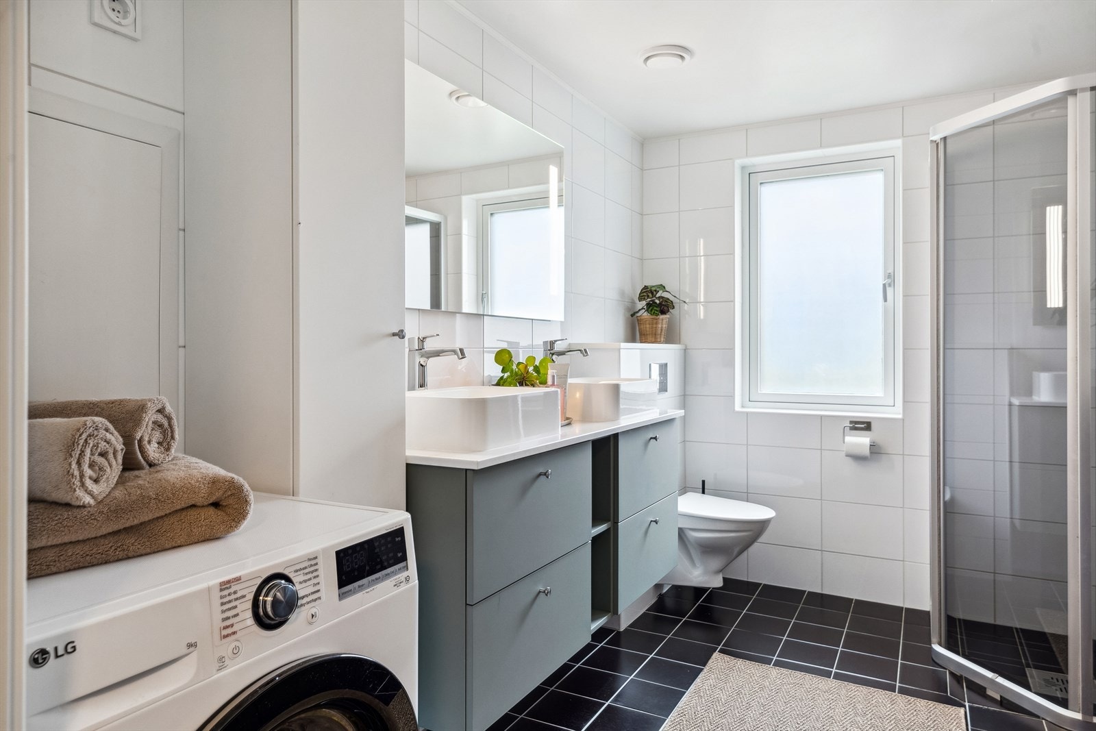 På badet er det opplegg for både badekar og vaskemaskin. Galleribilde