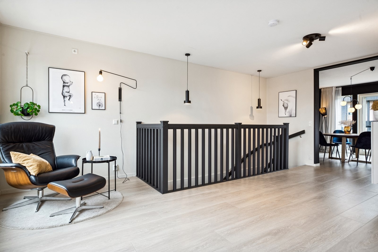 Det er lagt lekker 1-stavs laminatgulv i store deler av boligen. Galleribilde