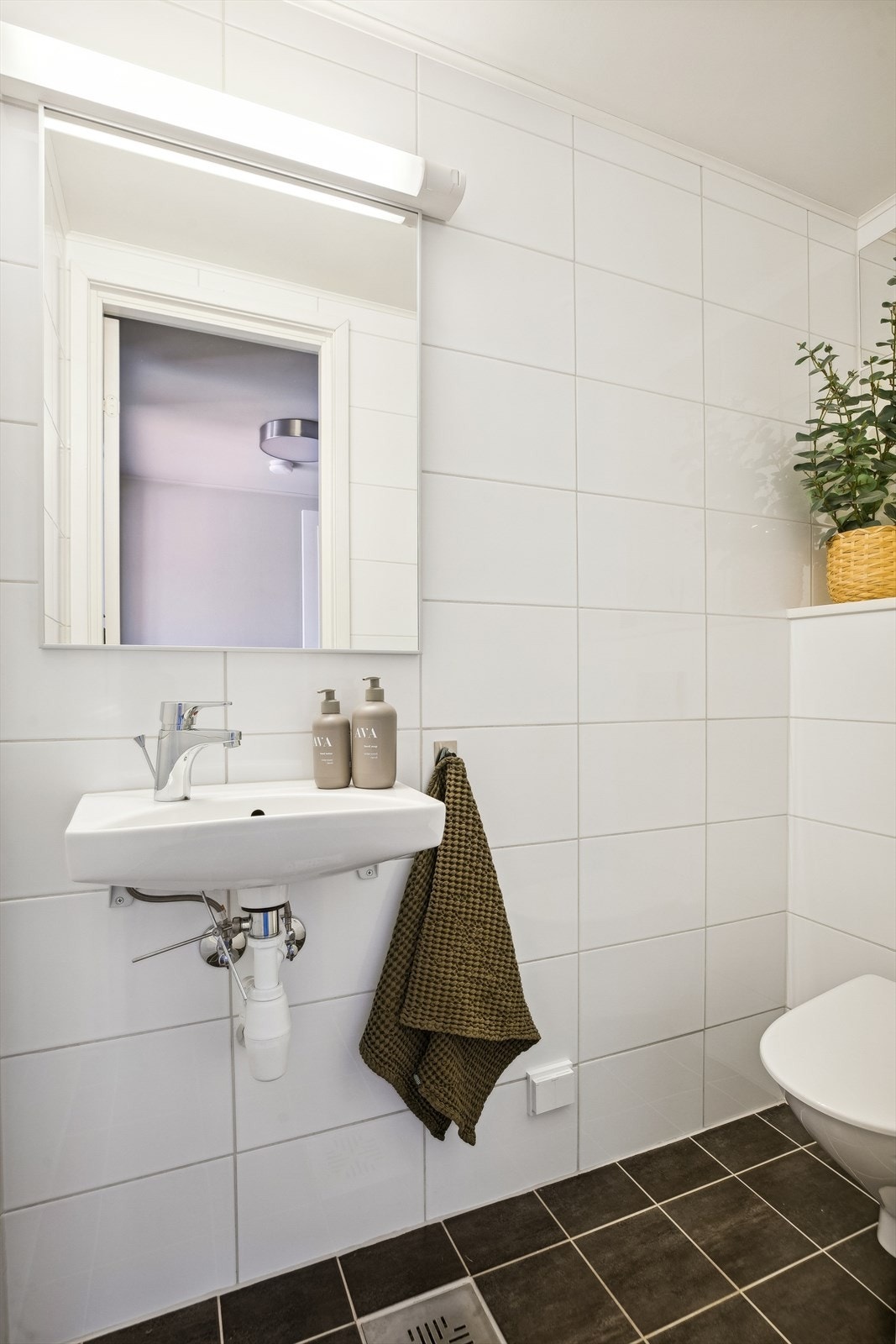 Ved entreen har boligen et praktisk gjestetoalett med fliser og vegghengt wc. Galleribilde