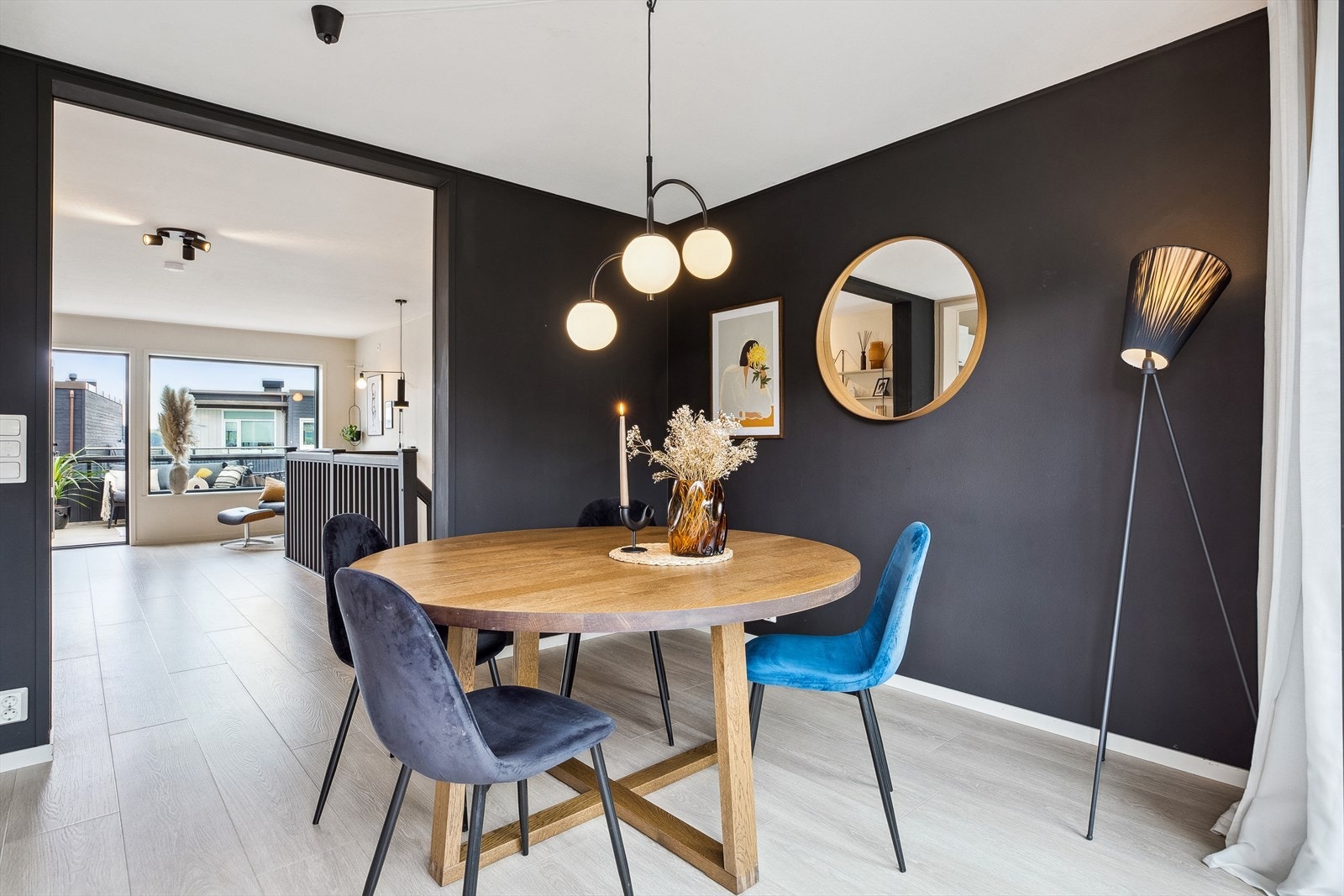 Den andre stuen ligger utenfor kjøkkenet, og passer utmerket som spisestue. Galleribilde