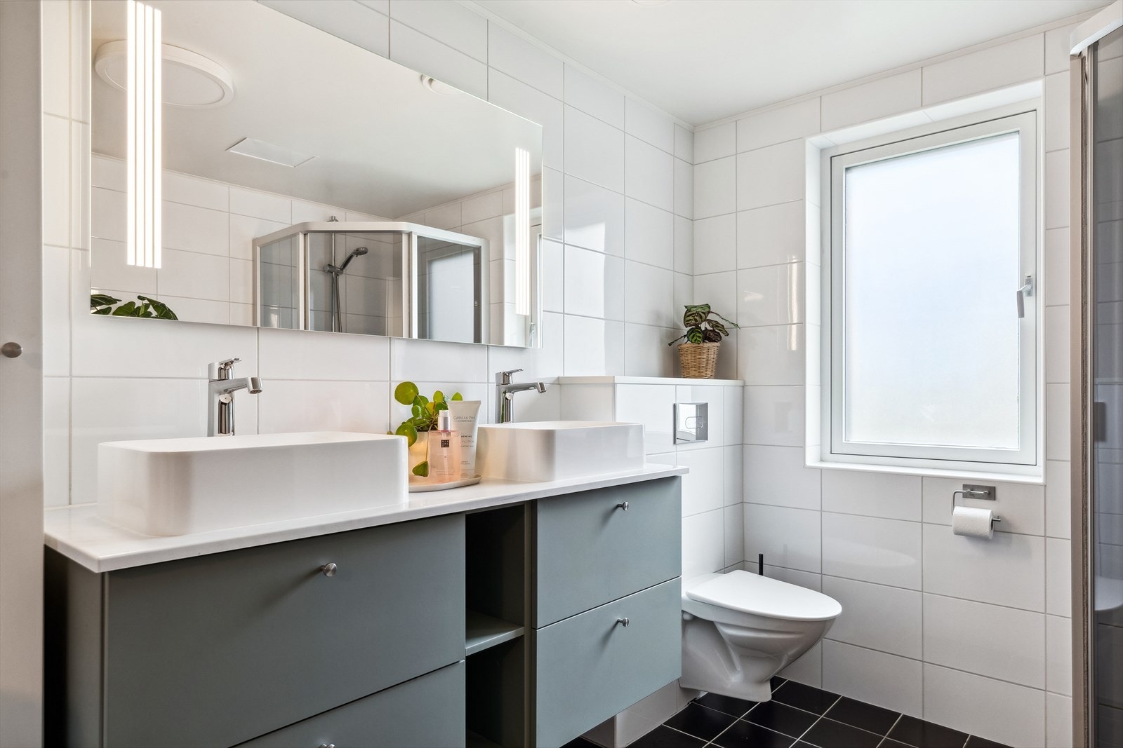 Badet har et areal på hele 7,5 kvm, utstyrt med varmekabler, dusjhjørne og vegghengt toalett. Galleribilde