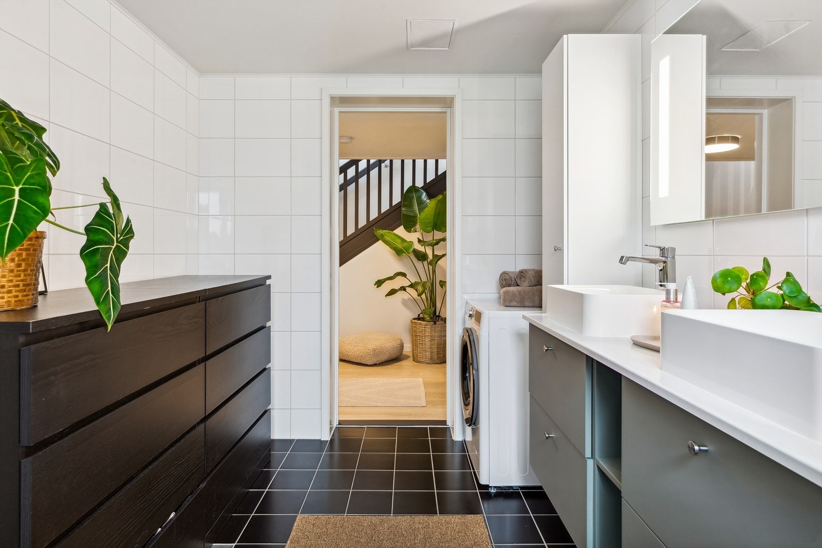 Dagene får en god start på et stilrent bad med moderne innredning fra 2021. Galleribilde