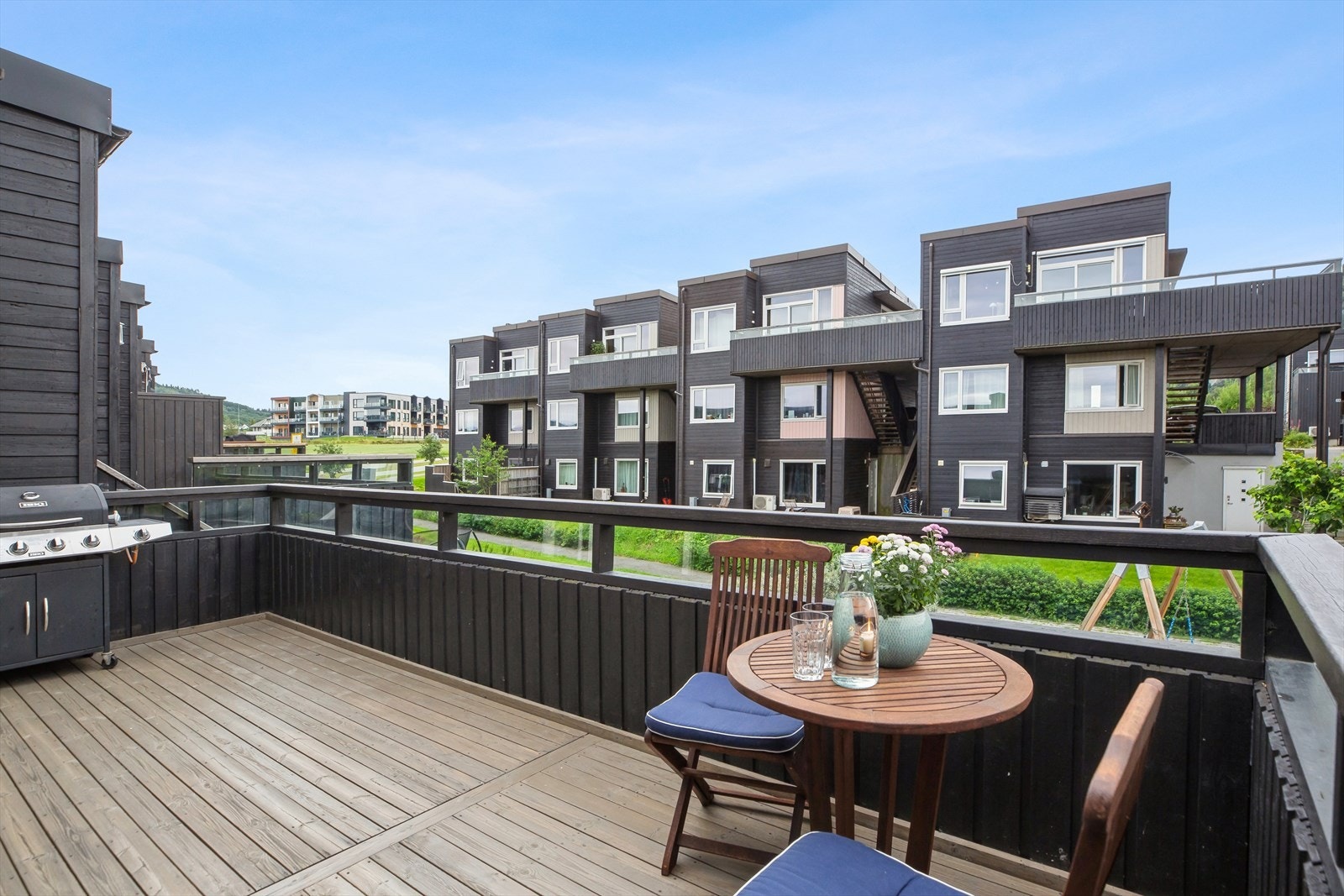 Utenfor spisestuen har boligen en innbydende veranda, med belysning, utestikk og et areal på ca. 14 kvm. Galleribilde