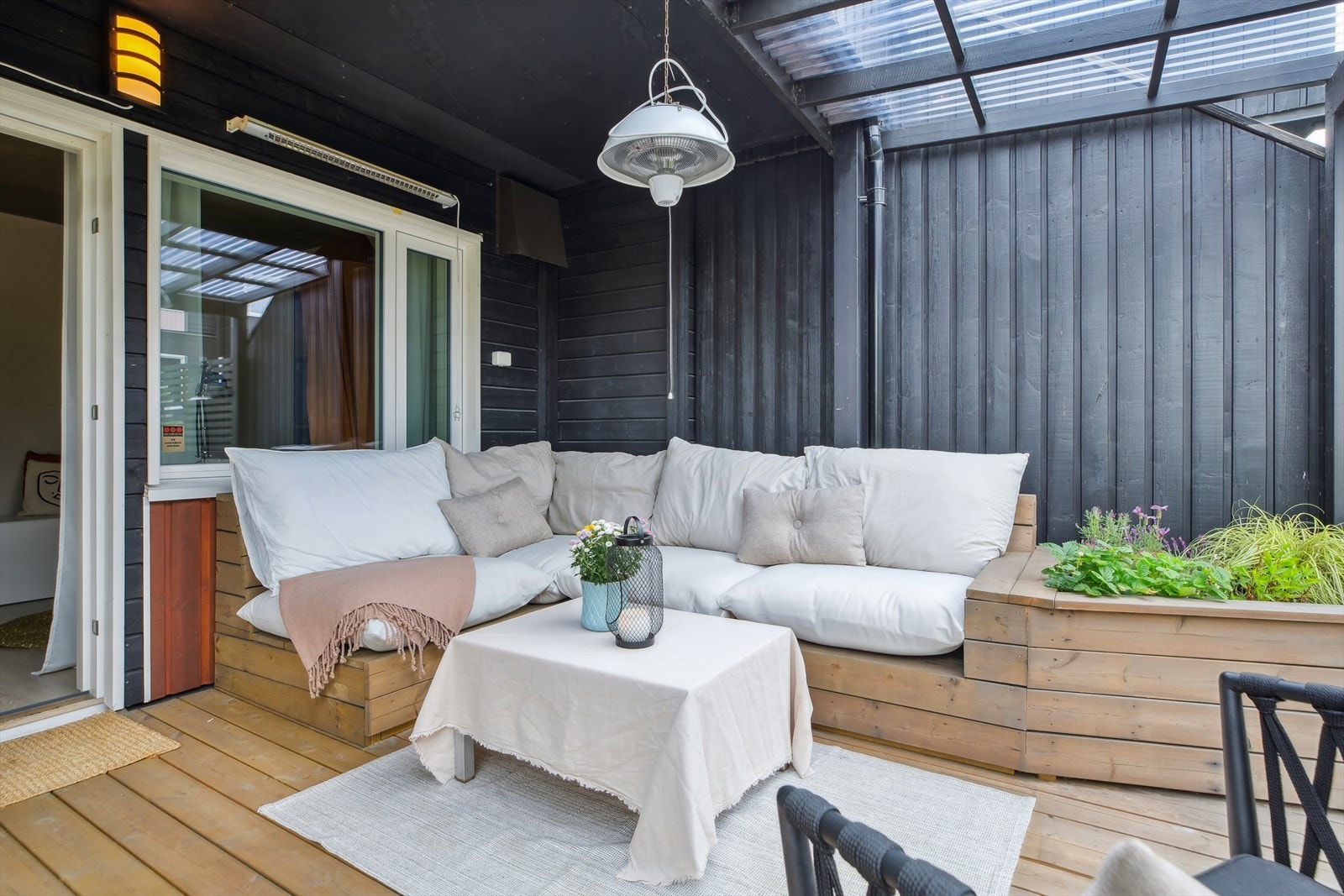 På terrassen er det plassbygd en koselig sittebenk med tilhørende blomsterkasser. Galleribilde