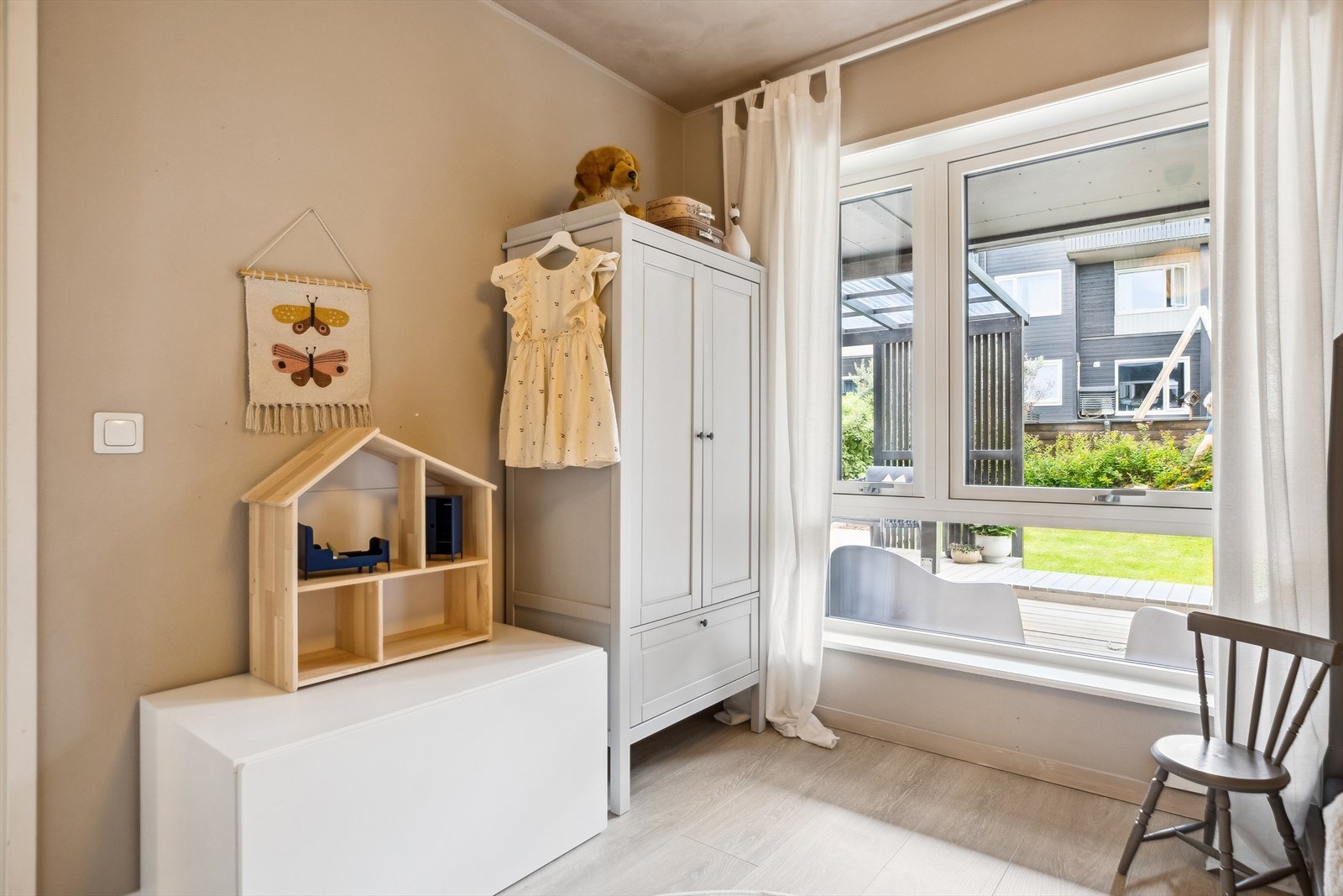 Soverommene er malt i tidsriktige farger, som gjør innredningen til en lek. Galleribilde