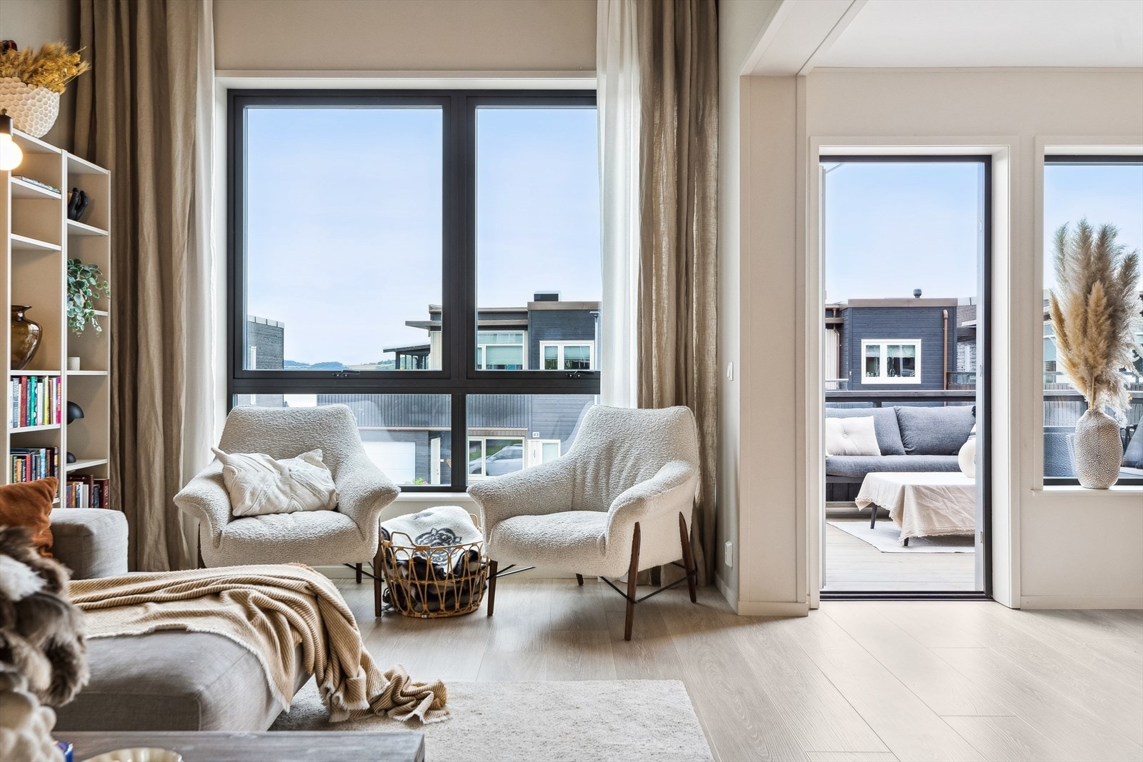 Sammen med alt lyset gir takhøyde på ca. 3,3 meter en herlig og helt upåklagelig atmosfære. Galleribilde