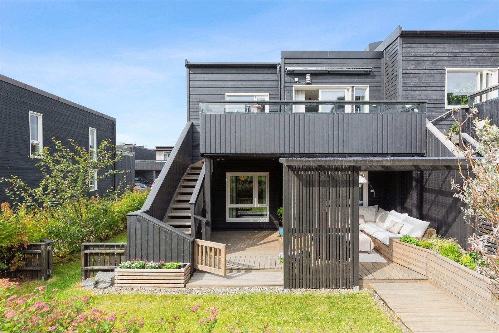 Huset har en flott beliggenhet på enden, skjermet fra trafikk og trukket vekk fra støv. Galleribilde