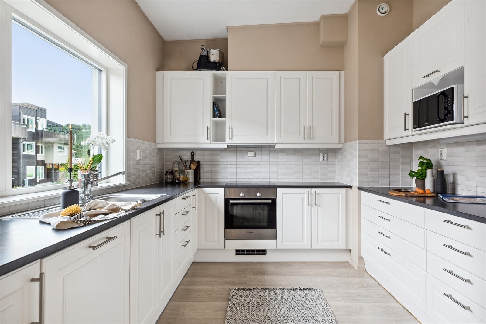 Kjøkkenet er utstyrt med integrert platetopp og stekeovn, i tillegg til kjøl/frys, oppvaskmaskin og mikrobølgeovn. Galleribilde