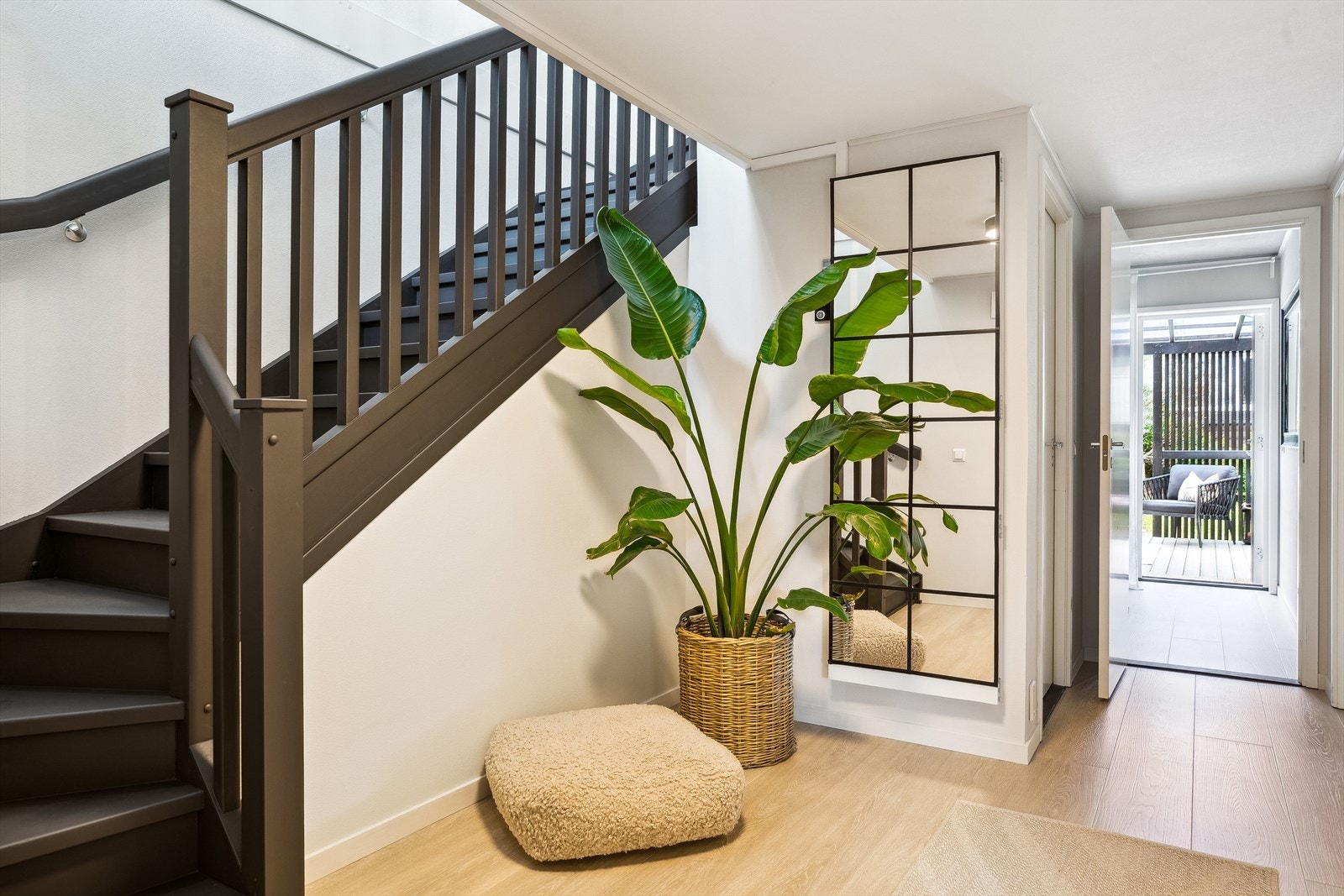 Under trappa finner man en hendig bod for oppbevaring av yttertøy og diverse utstyr. Galleribilde