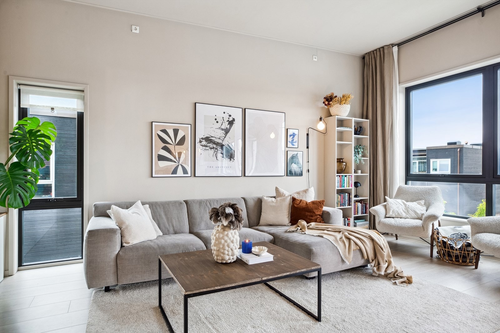 I 2. etasje har boligen to lekre stuer i direkte tilknytning, noe som gir ekstra fleksibilitet og god møbleringsfrihet. Galleribilde